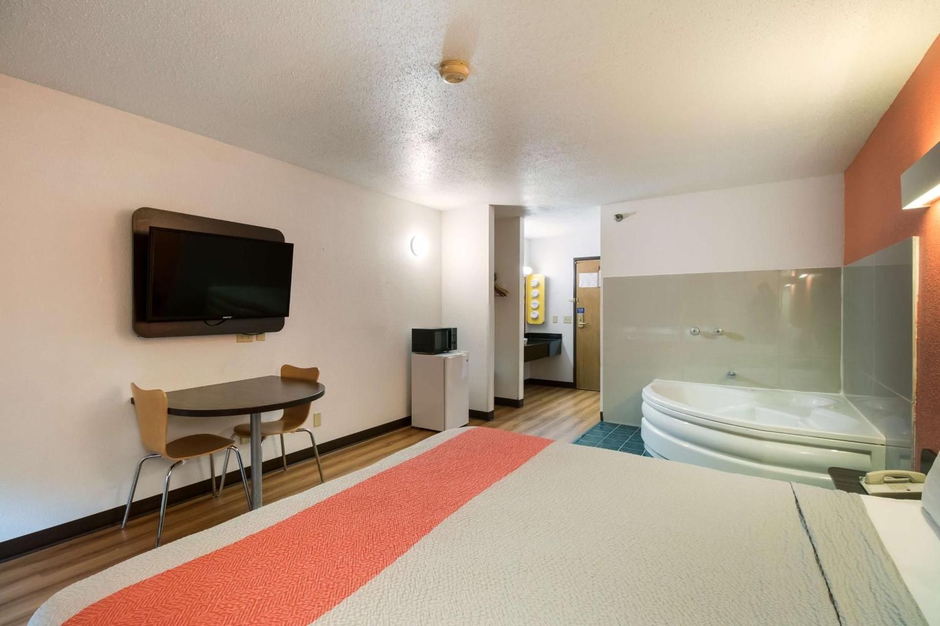 King Suite with Spa Bath - Smoking
