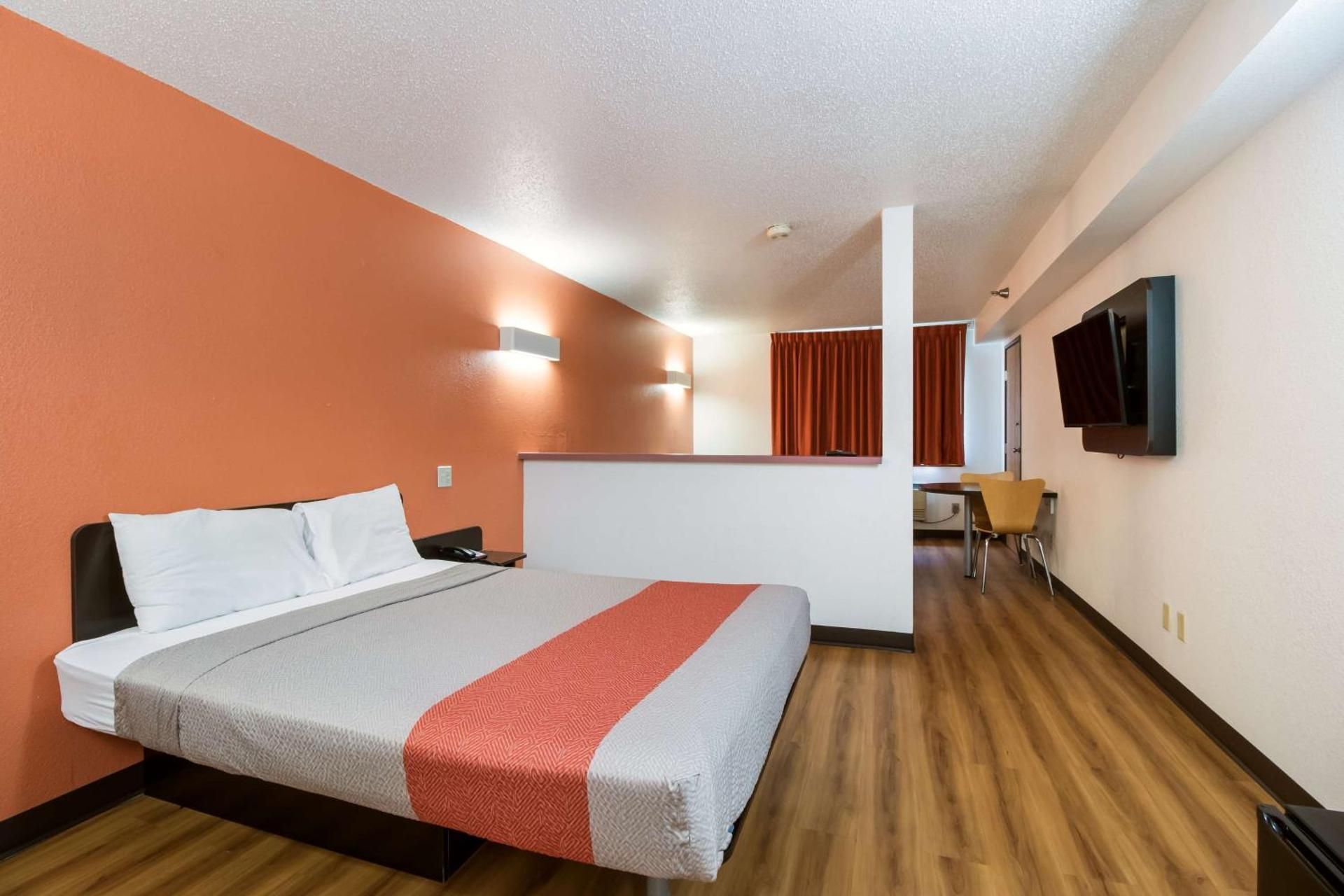 Motel 6 Davenport, IA 1 QUEEN BED | NON-SMOKING 2