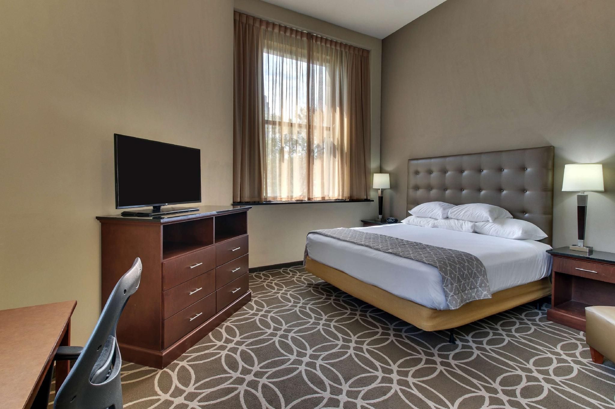1 King Bed Suite, Upper Floor 2 Rooms with Sofa Sleeper, Hearing Accessible with Tub
