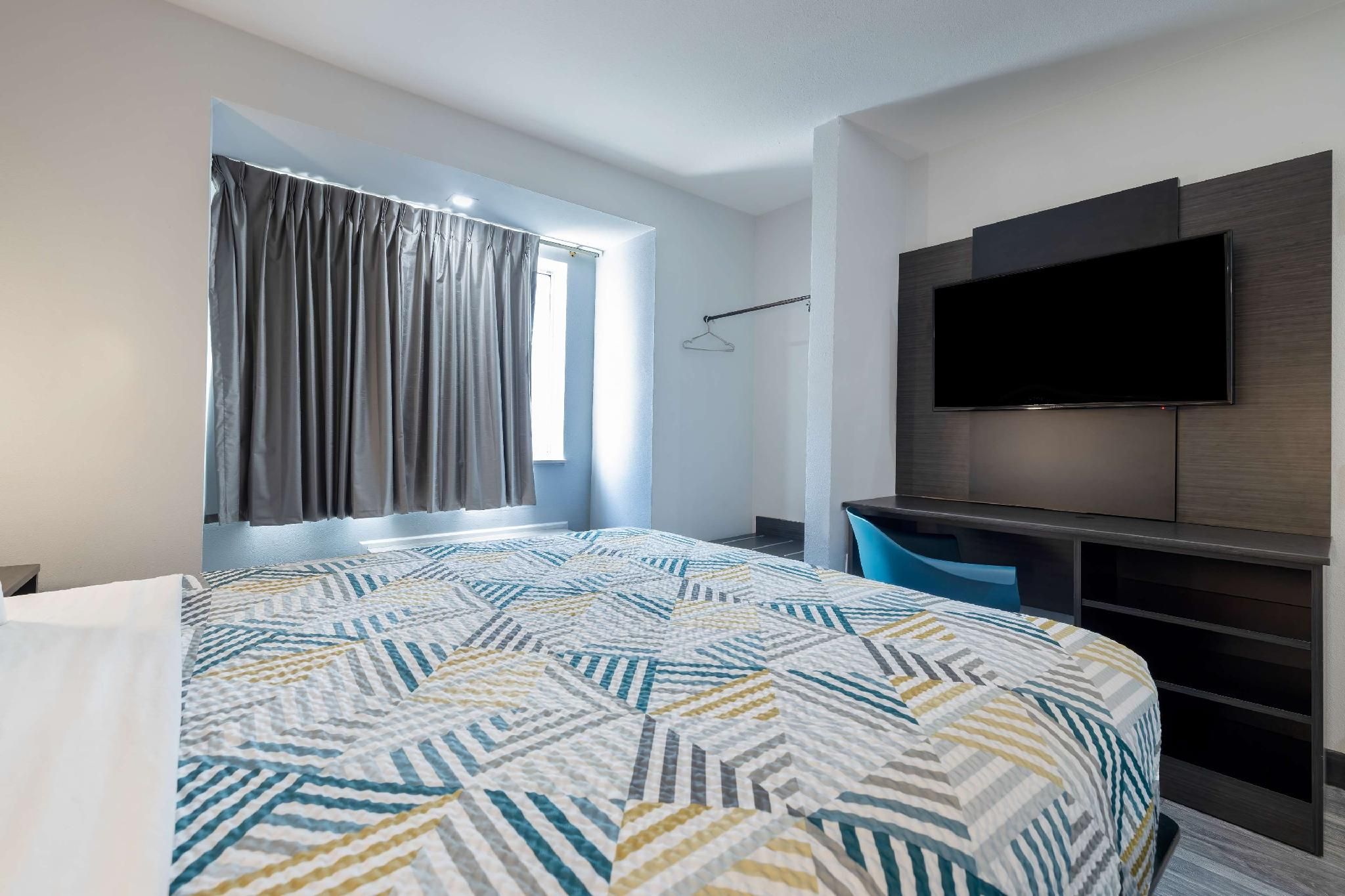 1 Queen Bed | Mob Acc Tub/Nsmk