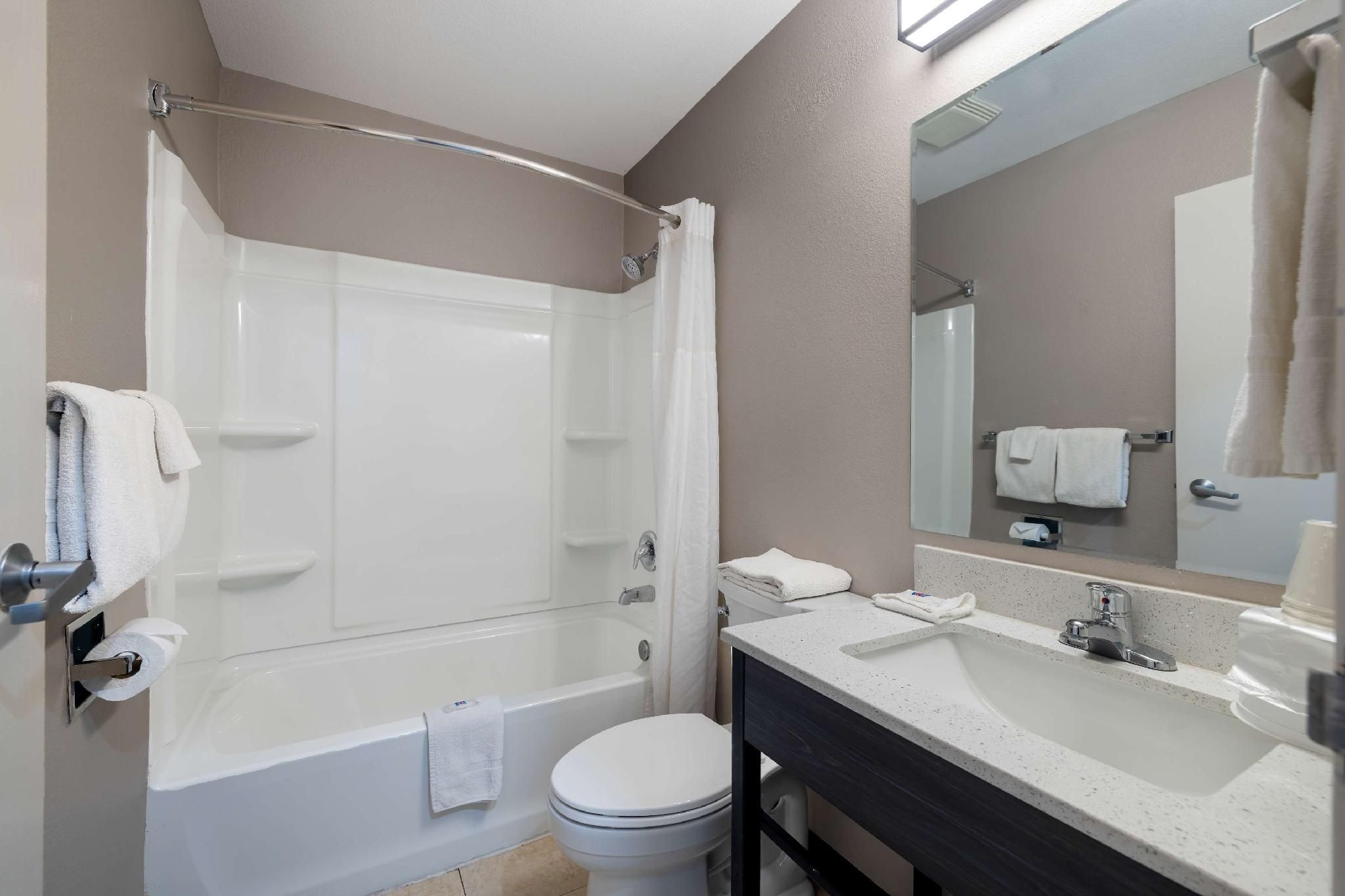 Motel 6 McAllen, TX - East 2 Queen Beds | Suite, Non-Smoking, Micfridge 3