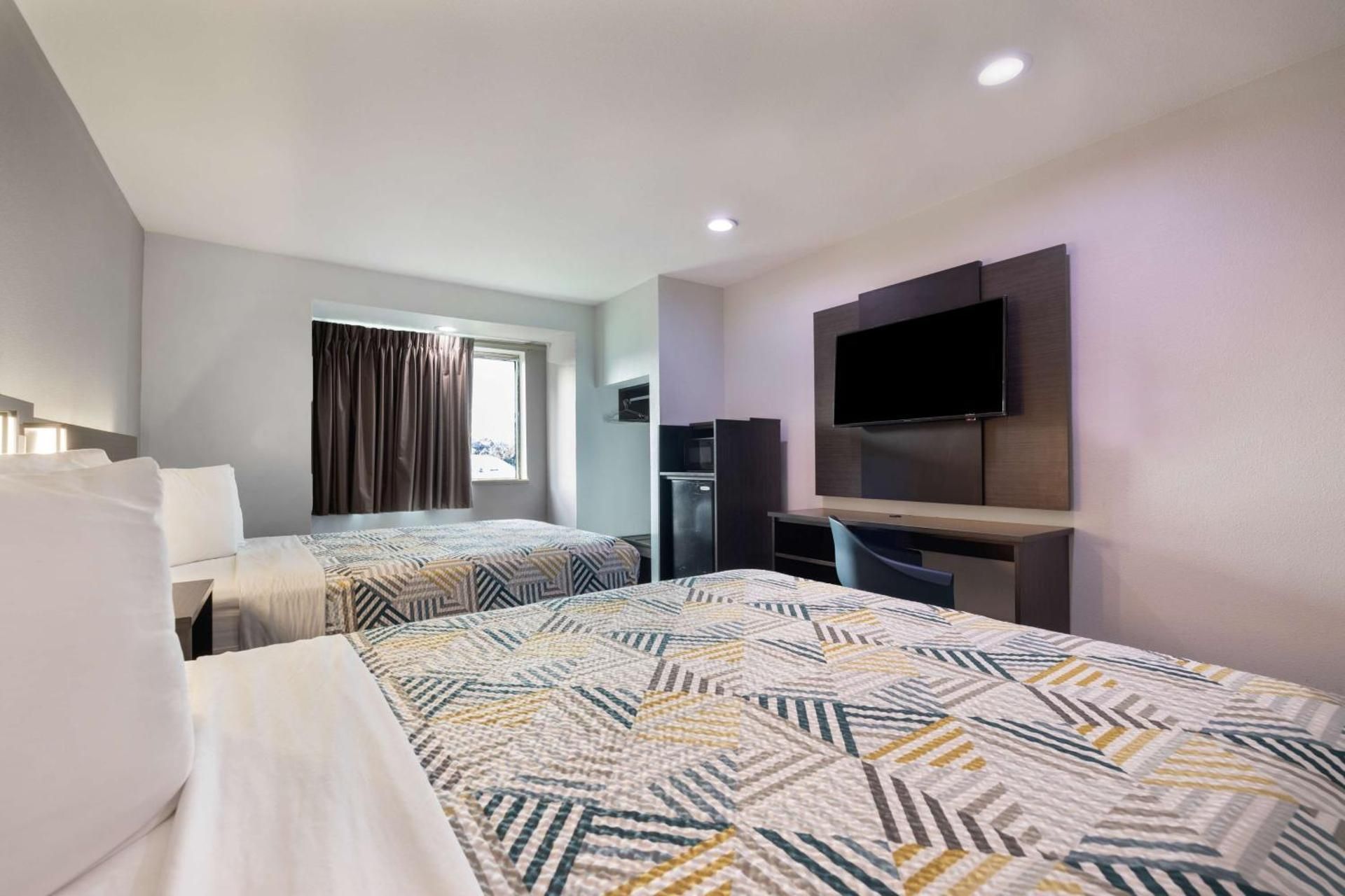 Motel 6 McAllen, TX - East Deluxe Queen Room with Two Queen Beds - Non-Smoking 3