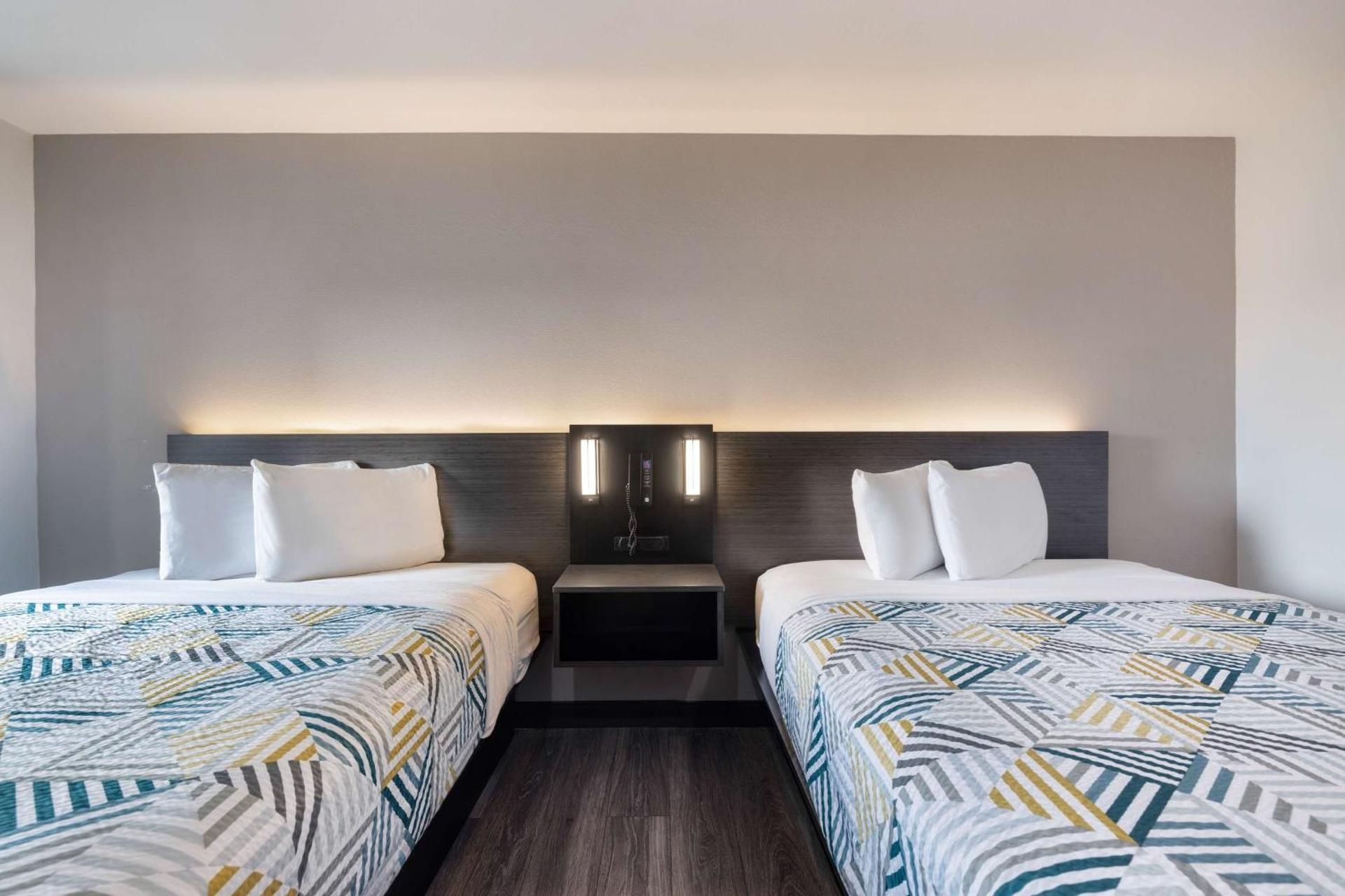 Motel 6 McAllen, TX - East Deluxe Queen Room with Two Queen Beds - Non-Smoking 2