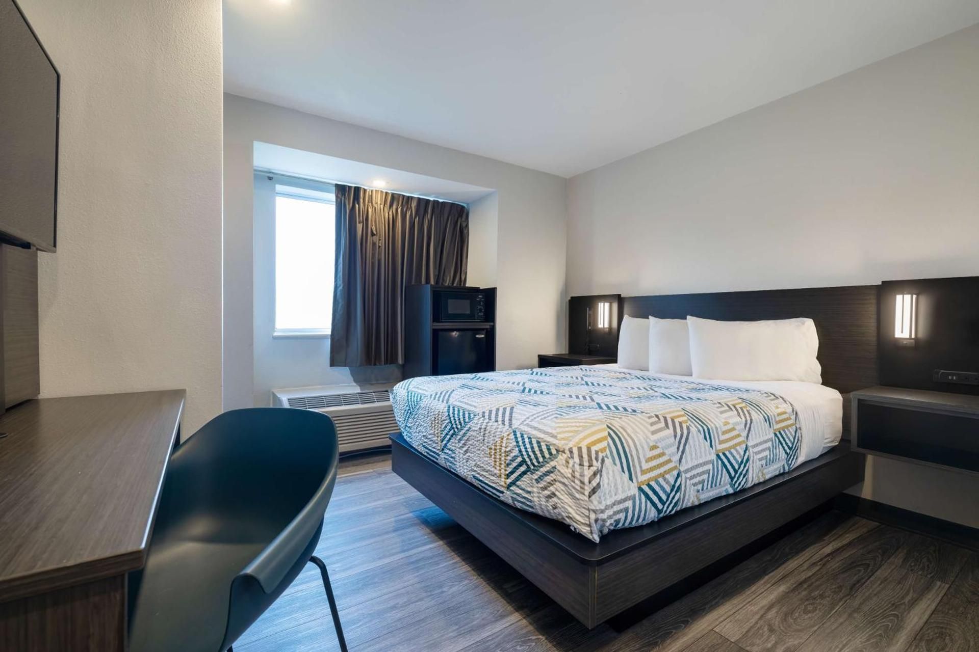 Motel 6 McAllen, TX - East Queen Suite - Non-Smoking 2