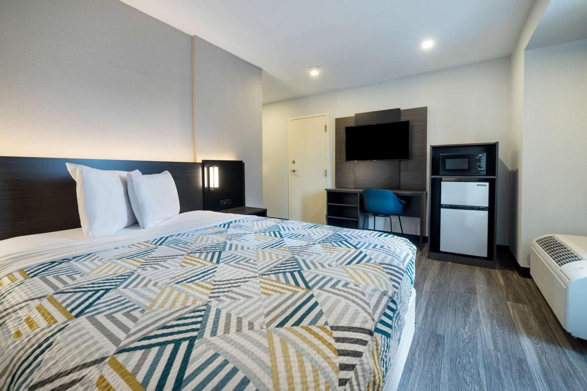 Motel 6 McAllen, TX - East Queen Suite - Non-Smoking