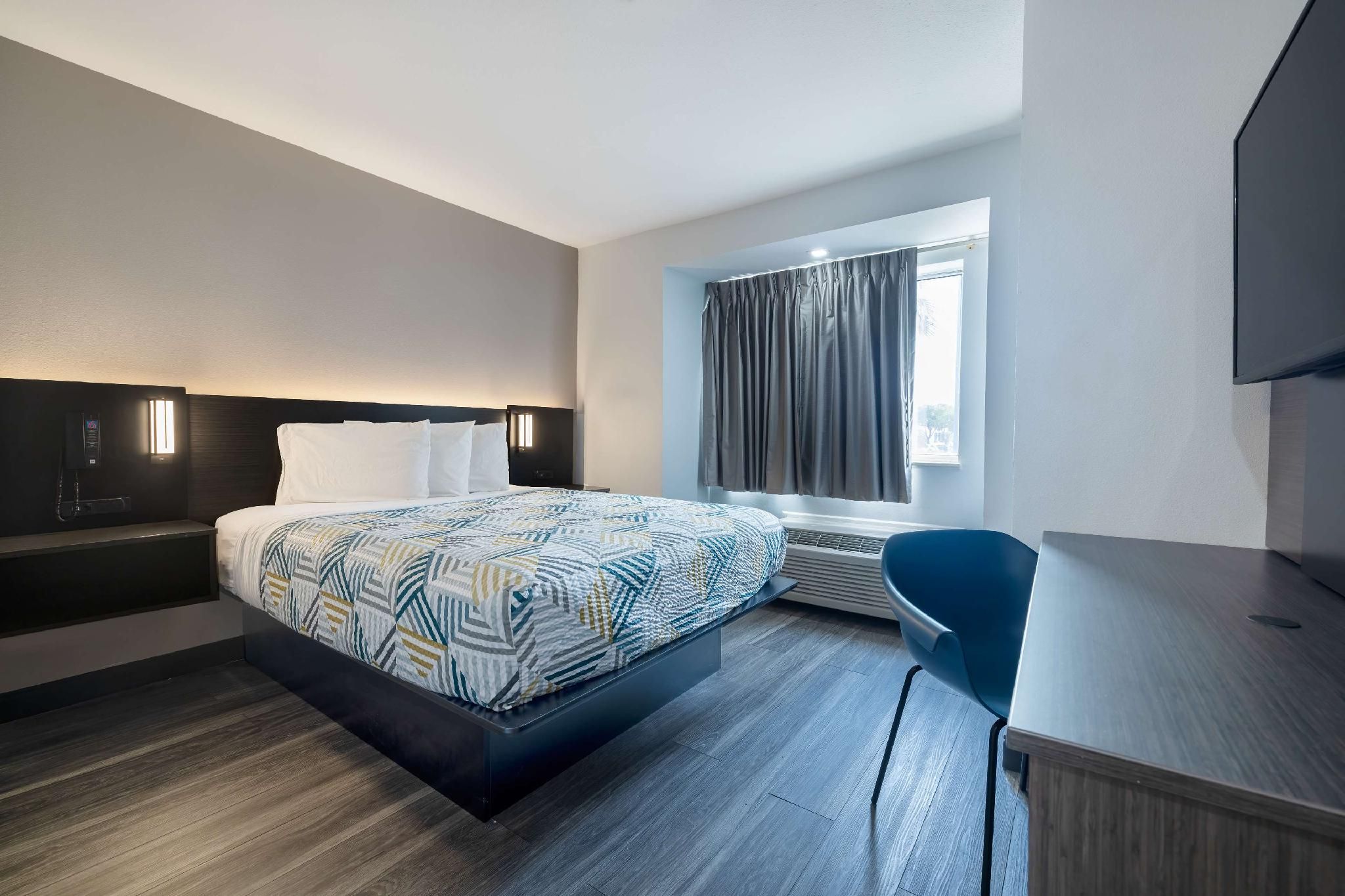 1 Queen Bed | Mob Acc Tub/Nsmk