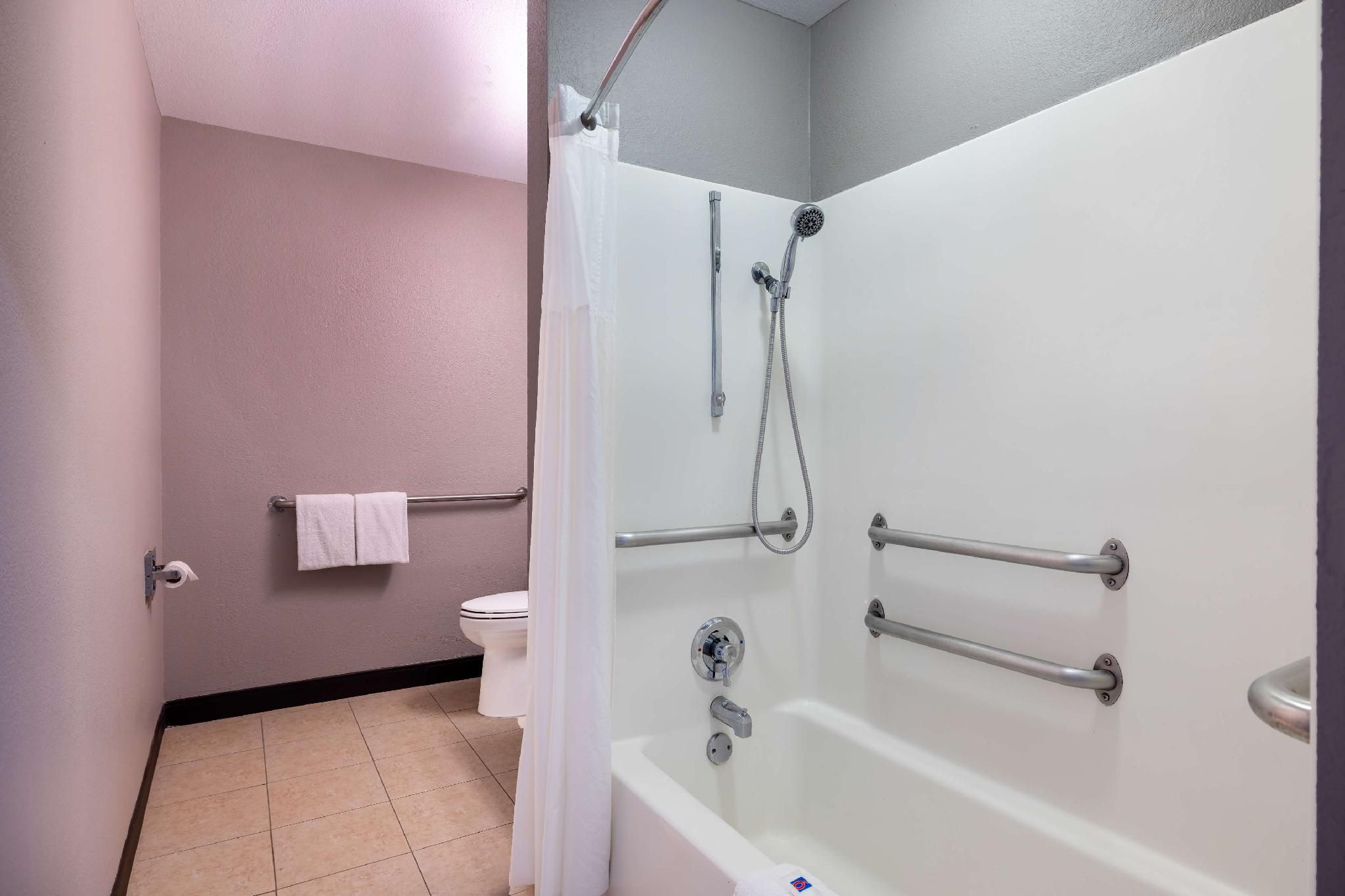 1 Queen Bed | Mob Acc Tub/Nsmk