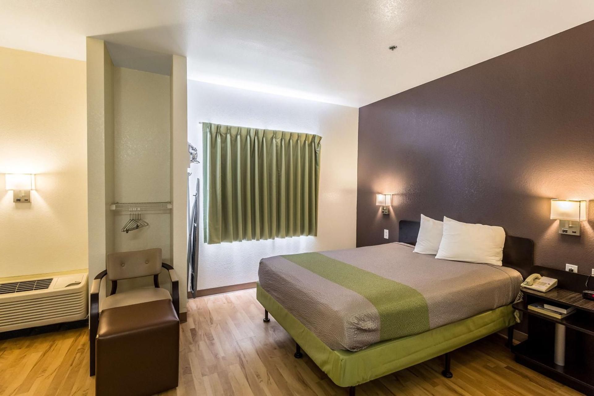 Queen Room - Disability Access - Non-Smoking