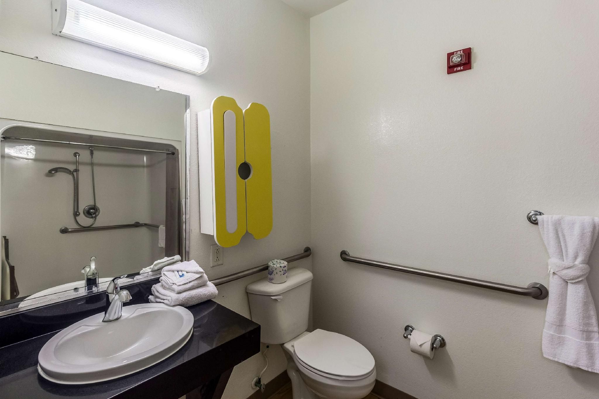 1 QUEEN BED | MOBILITY ACCESSIBLE TUB SMK