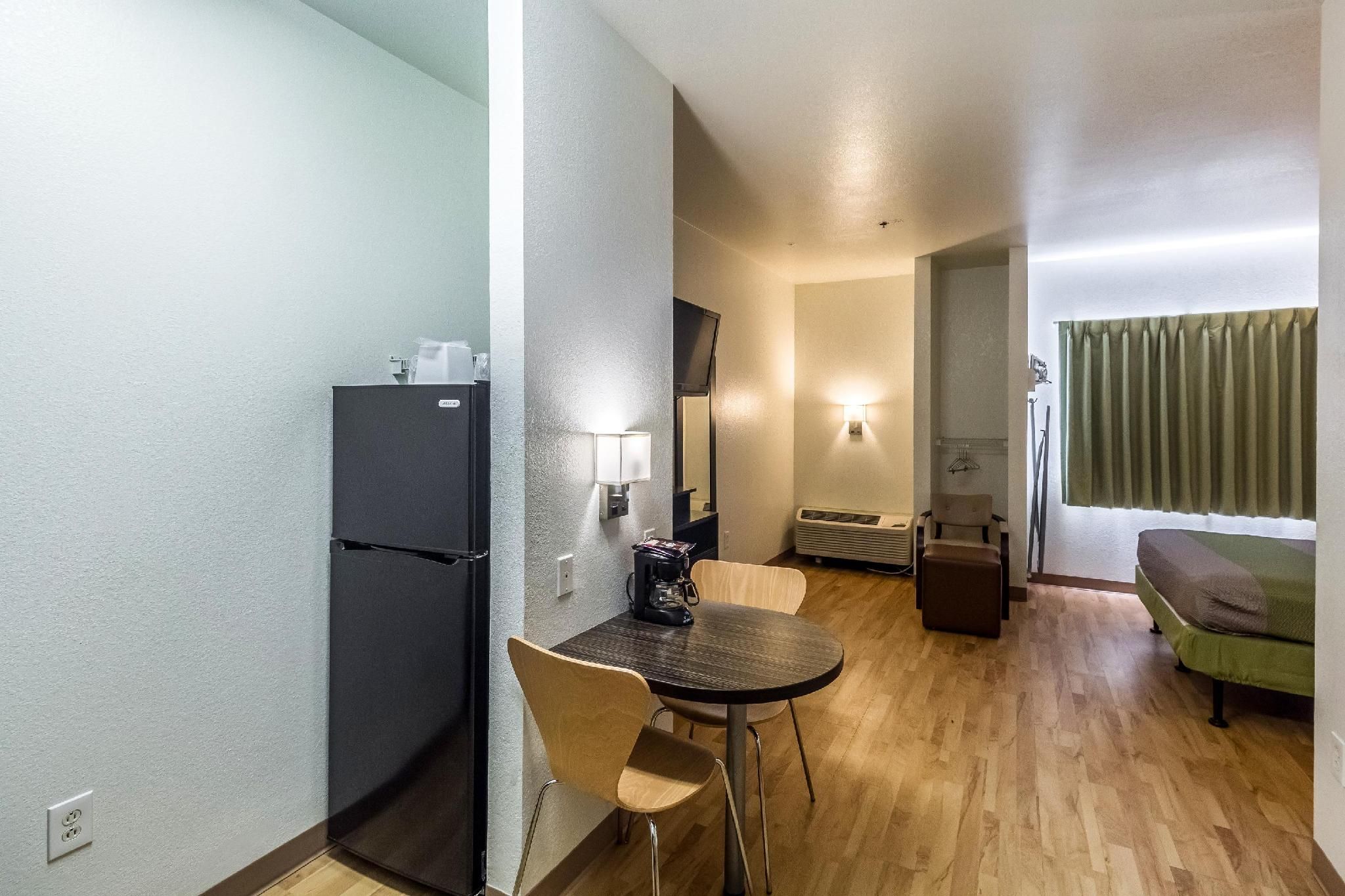 1 QUEEN BED | MOBILITY ACCESSIBLE TUB SMK