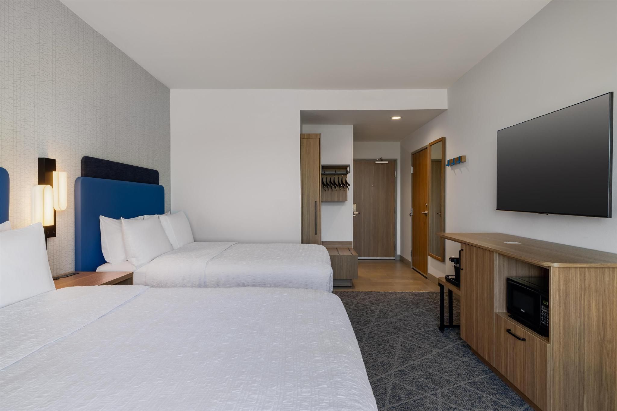 2 QUEEN W/MICROWV/FRIDGE