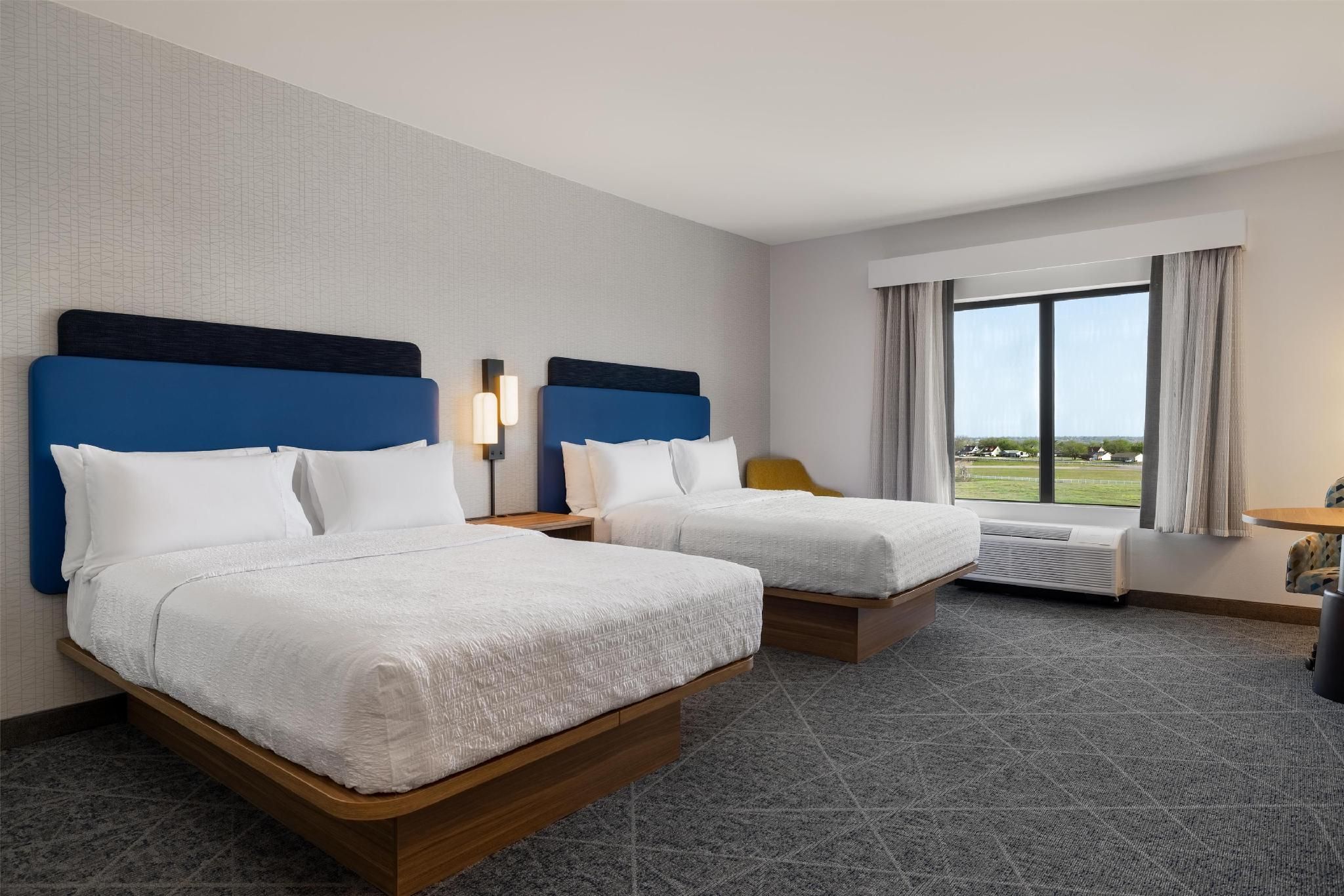 2 QUEEN W/MICROWV/FRIDGE