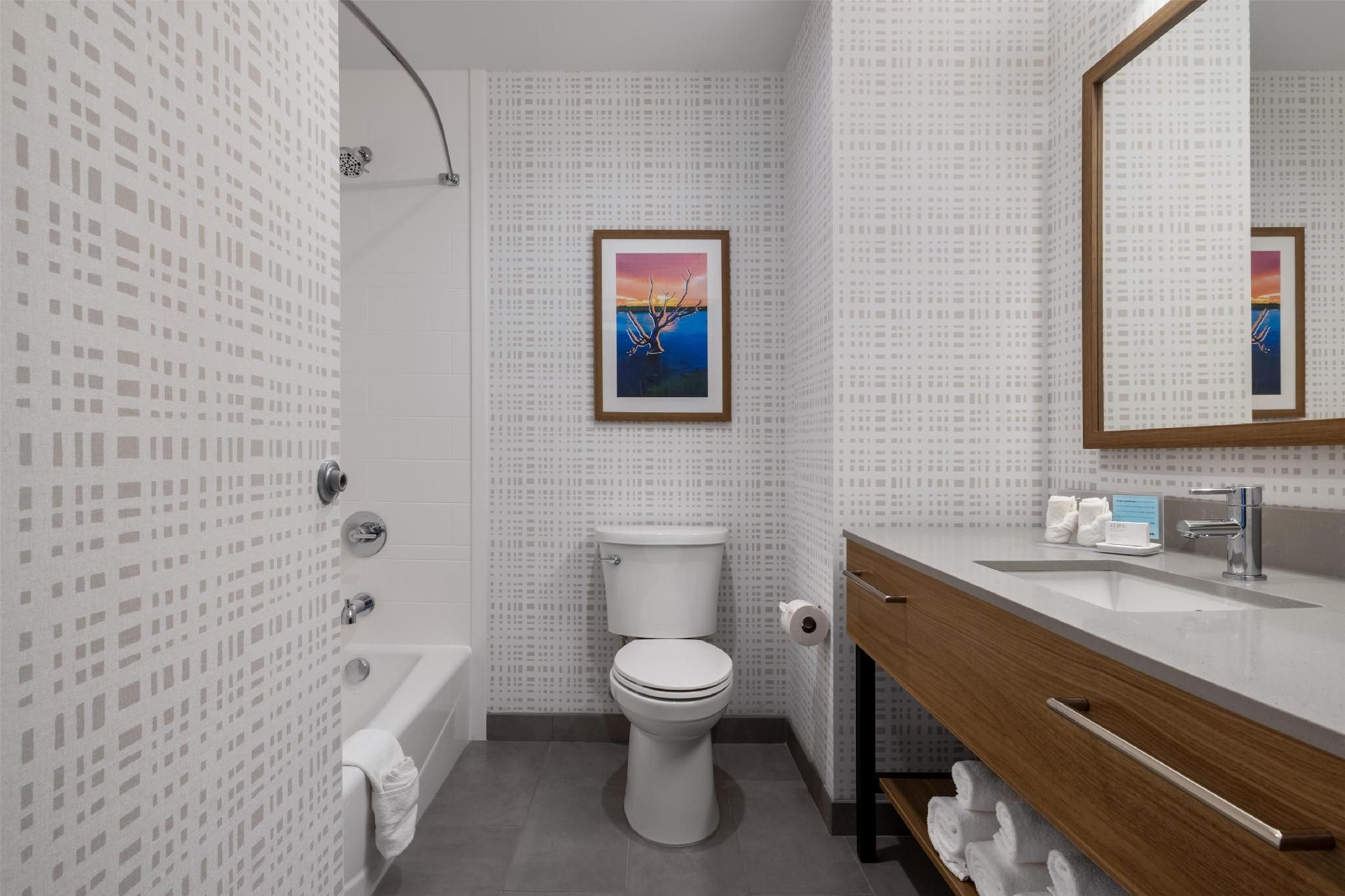 2 QUEEN W/MICROWV/FRIDGE