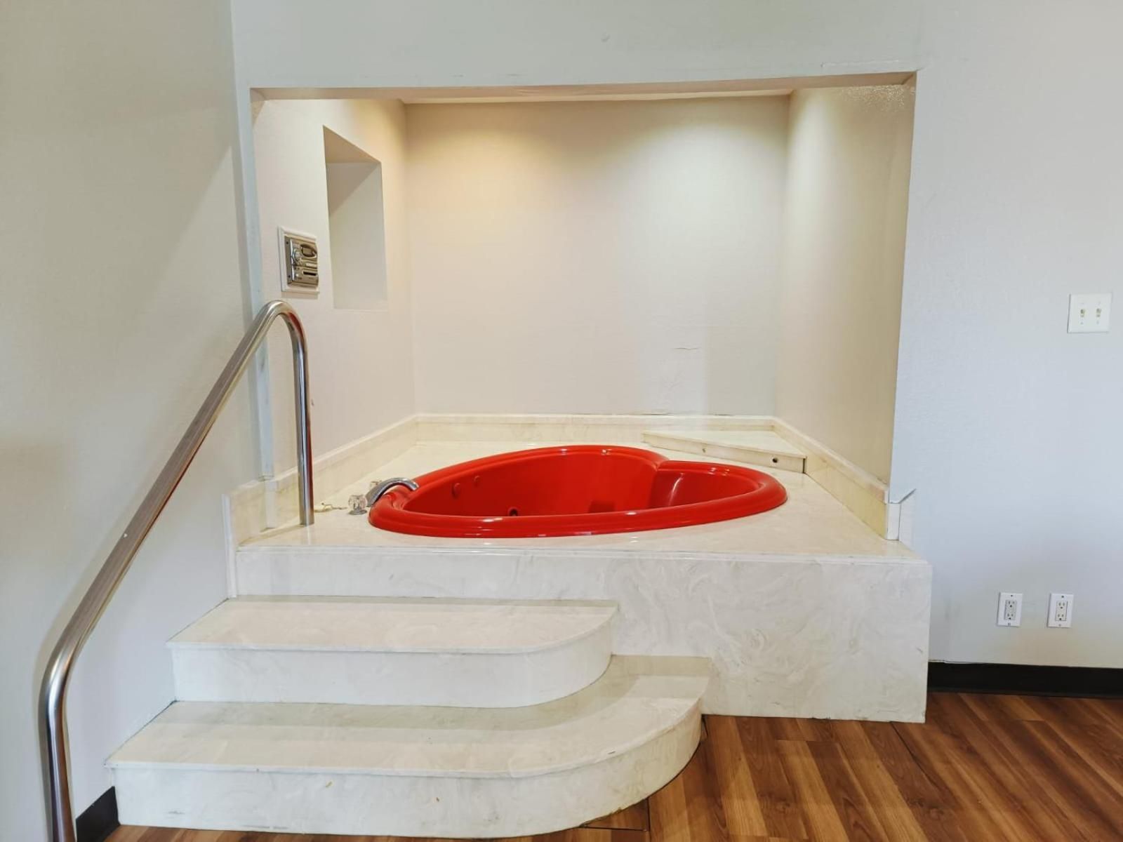 1 Suite King Bed Non-Smoking Jacuzzi Tub