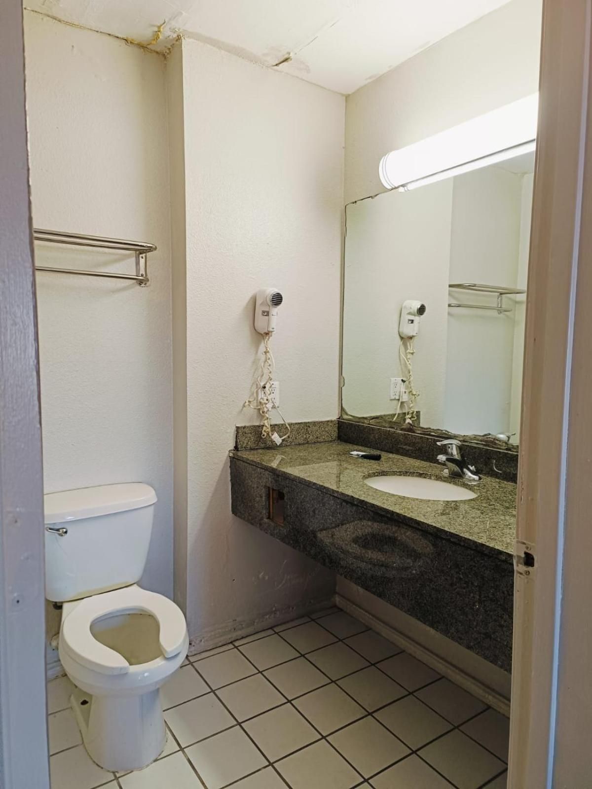 1 Suite King Bed Non-Smoking Jacuzzi Tub