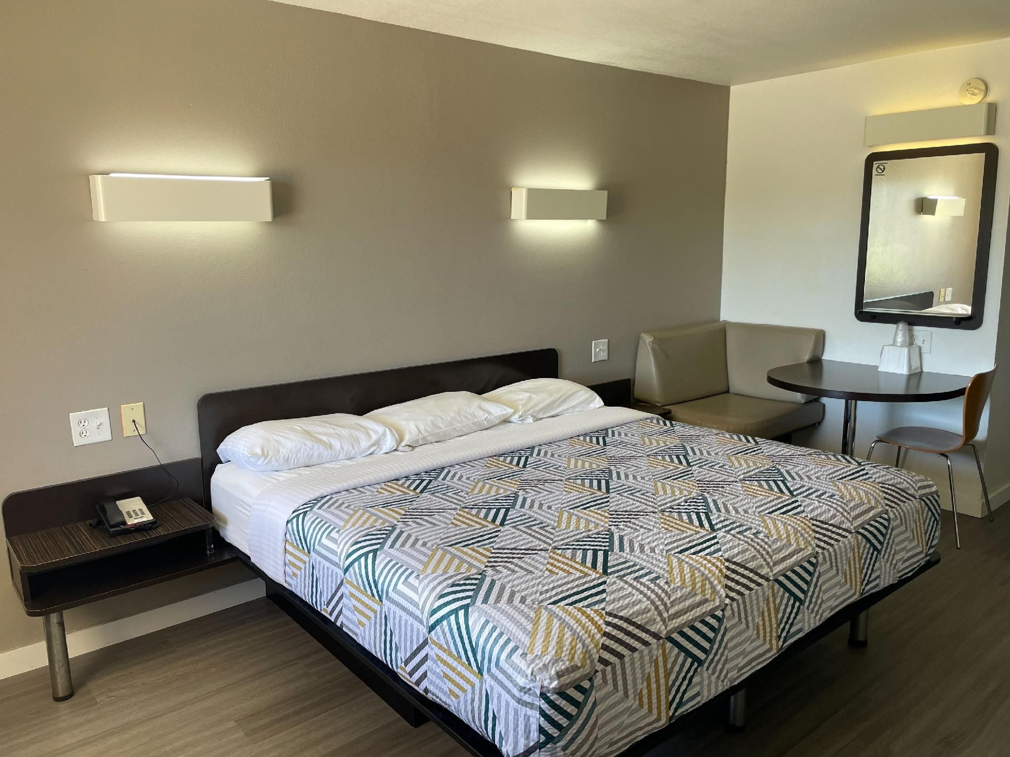 1 KING BED | ACCESSIBLE, NON-SMOKING