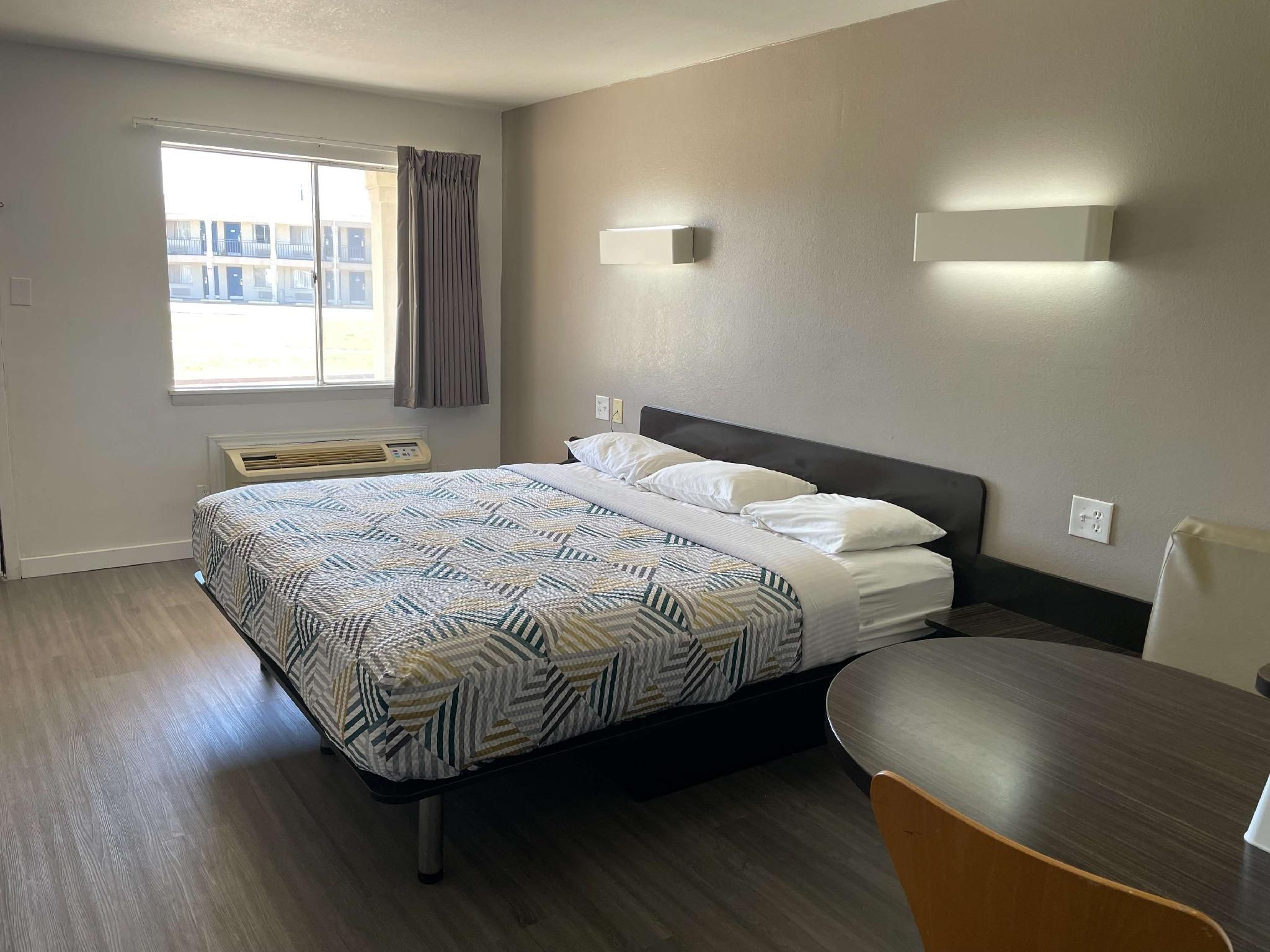 1 King Bed | Non-Smoking