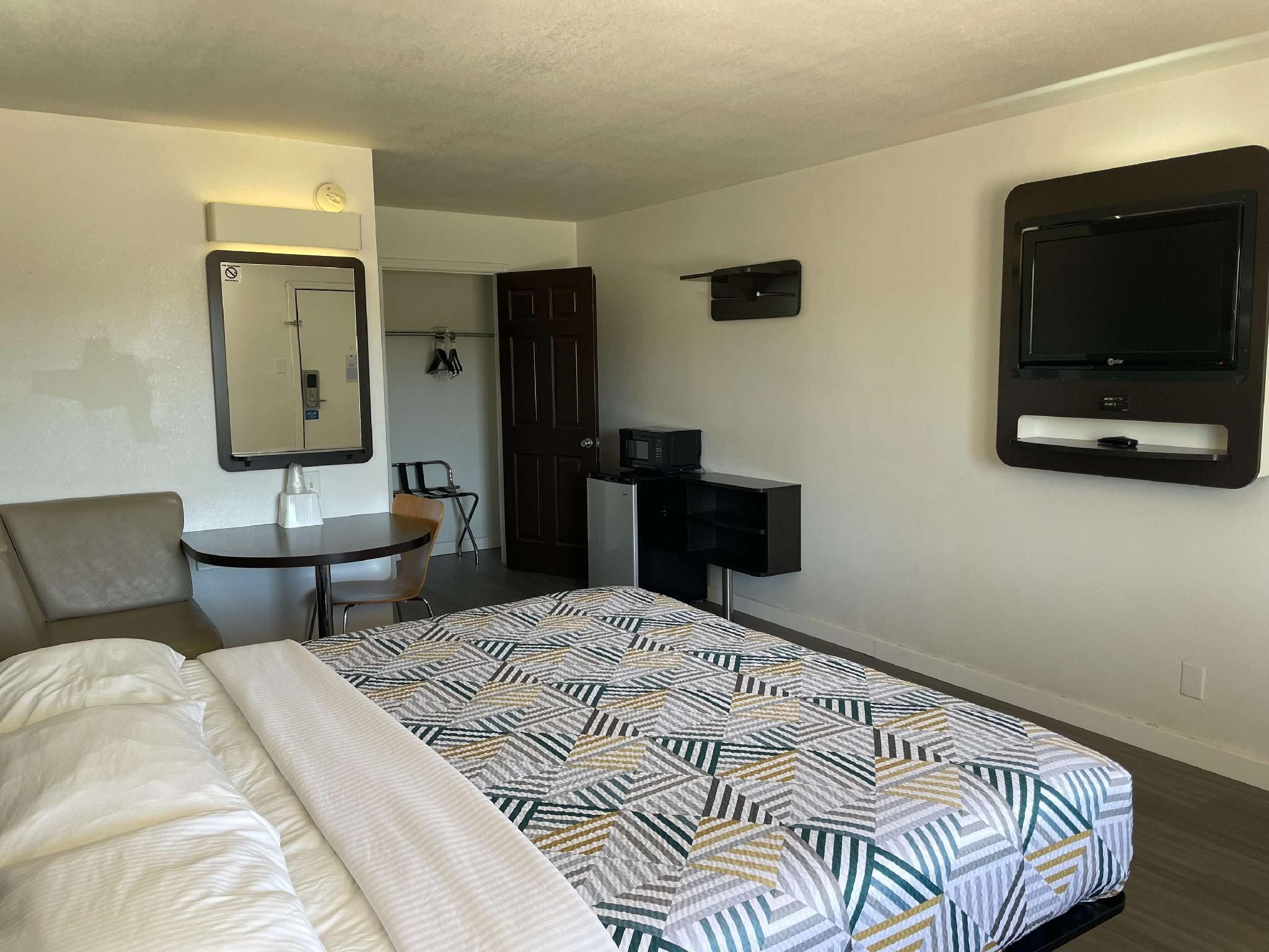 1 King Bed | Non-Smoking