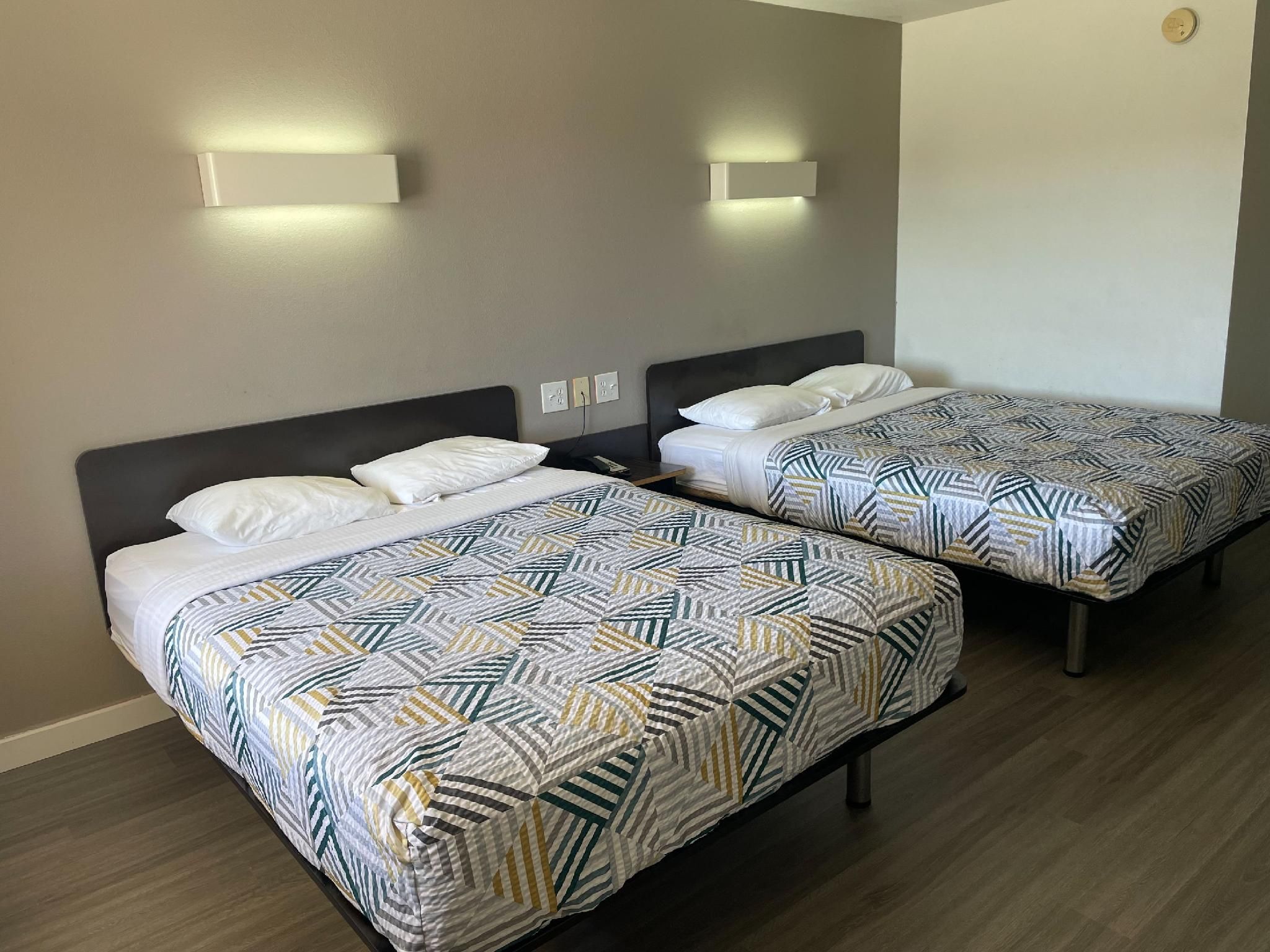 2 Queen Beds | Non-Smoking