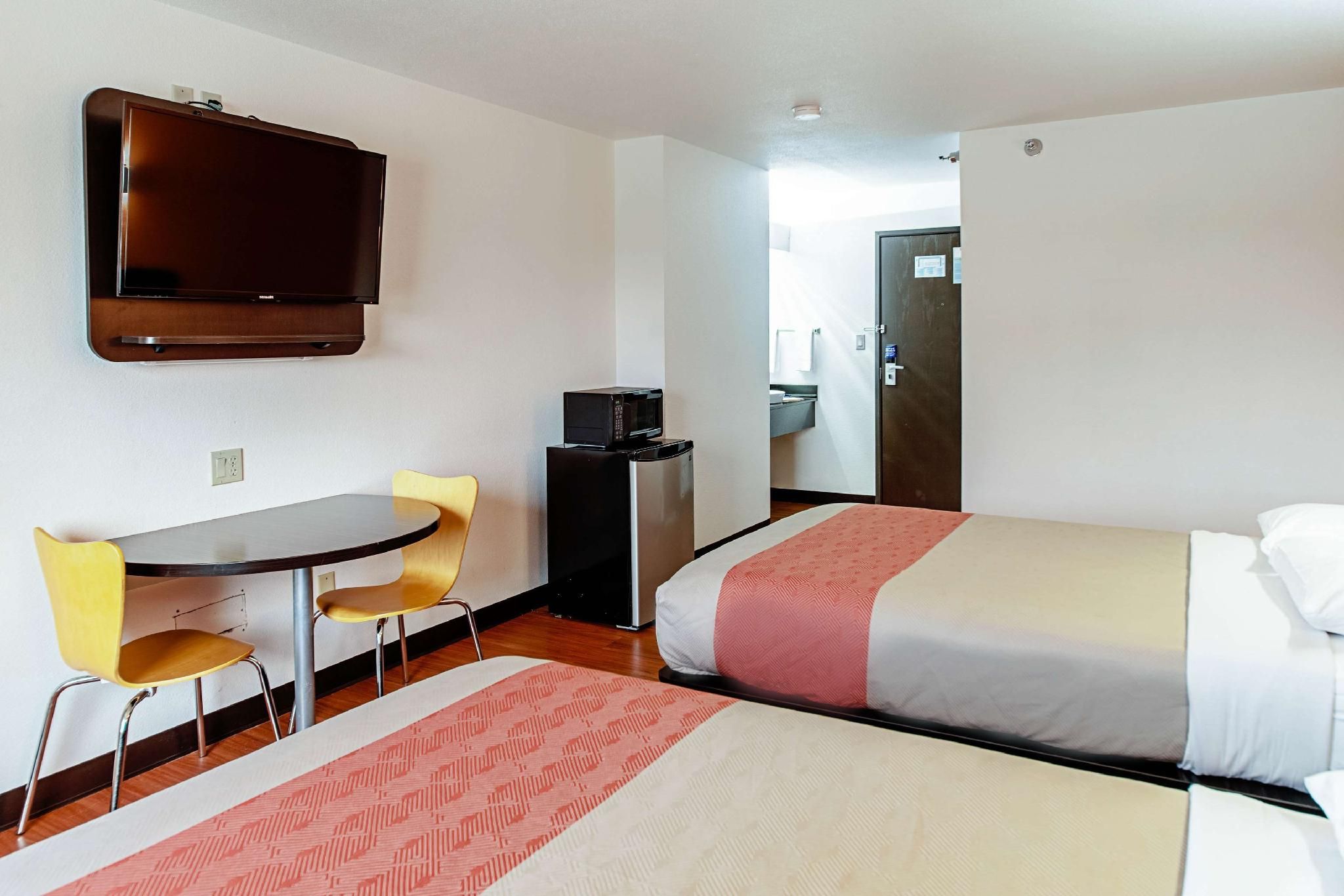 2 Full Beds | Non-Smoking, Kitchen