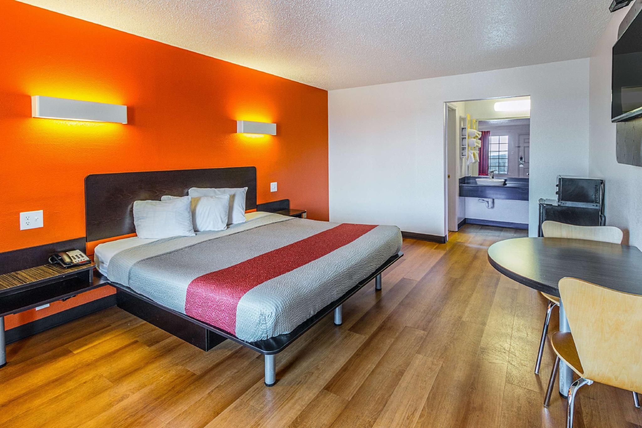 1 King Bed | Non-Smoking