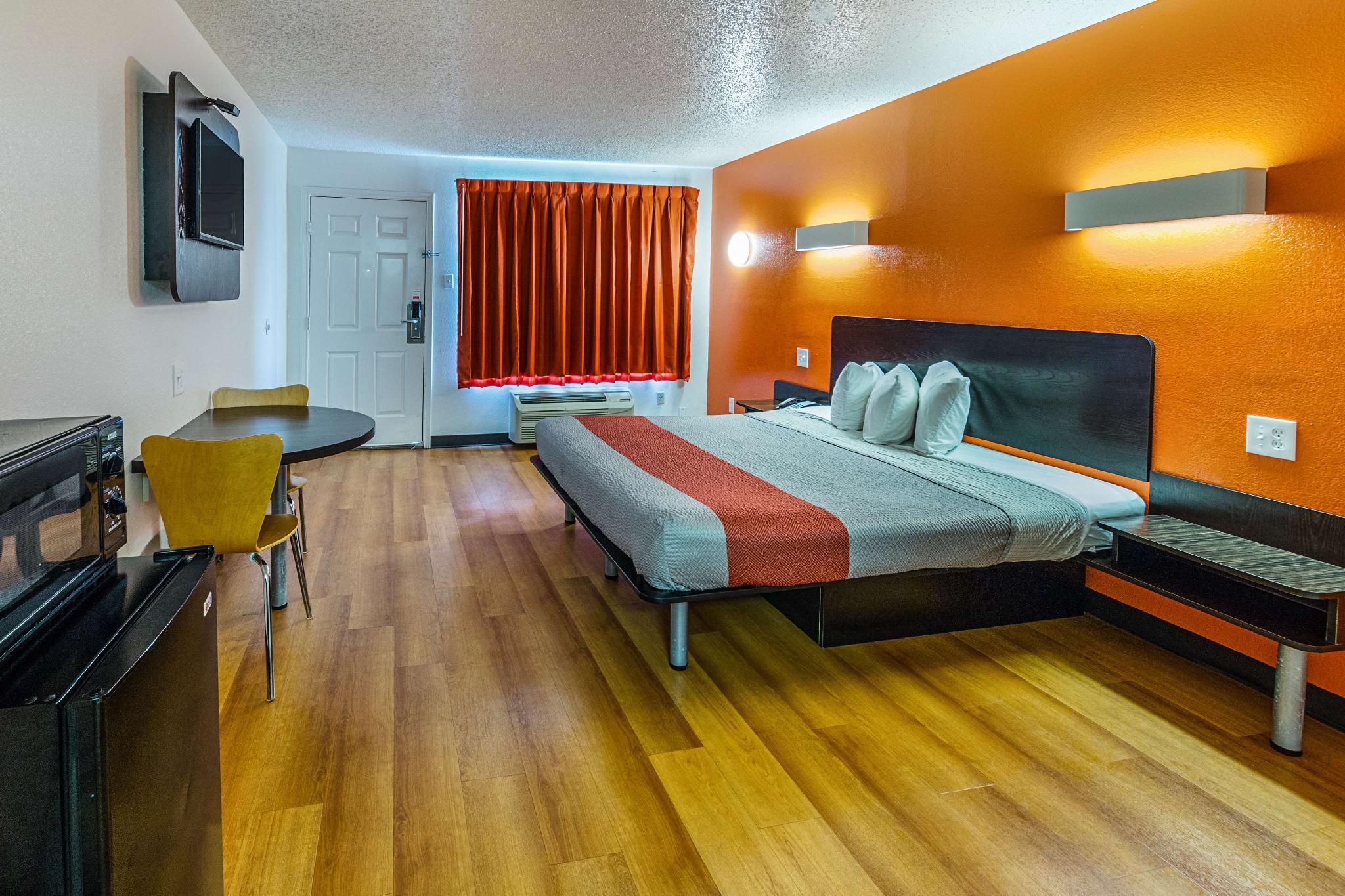 1 King Bed | Non-Smoking