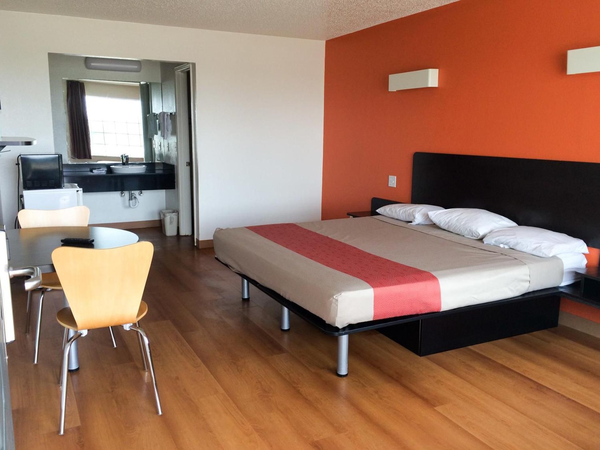 King Room - Non-Smoking