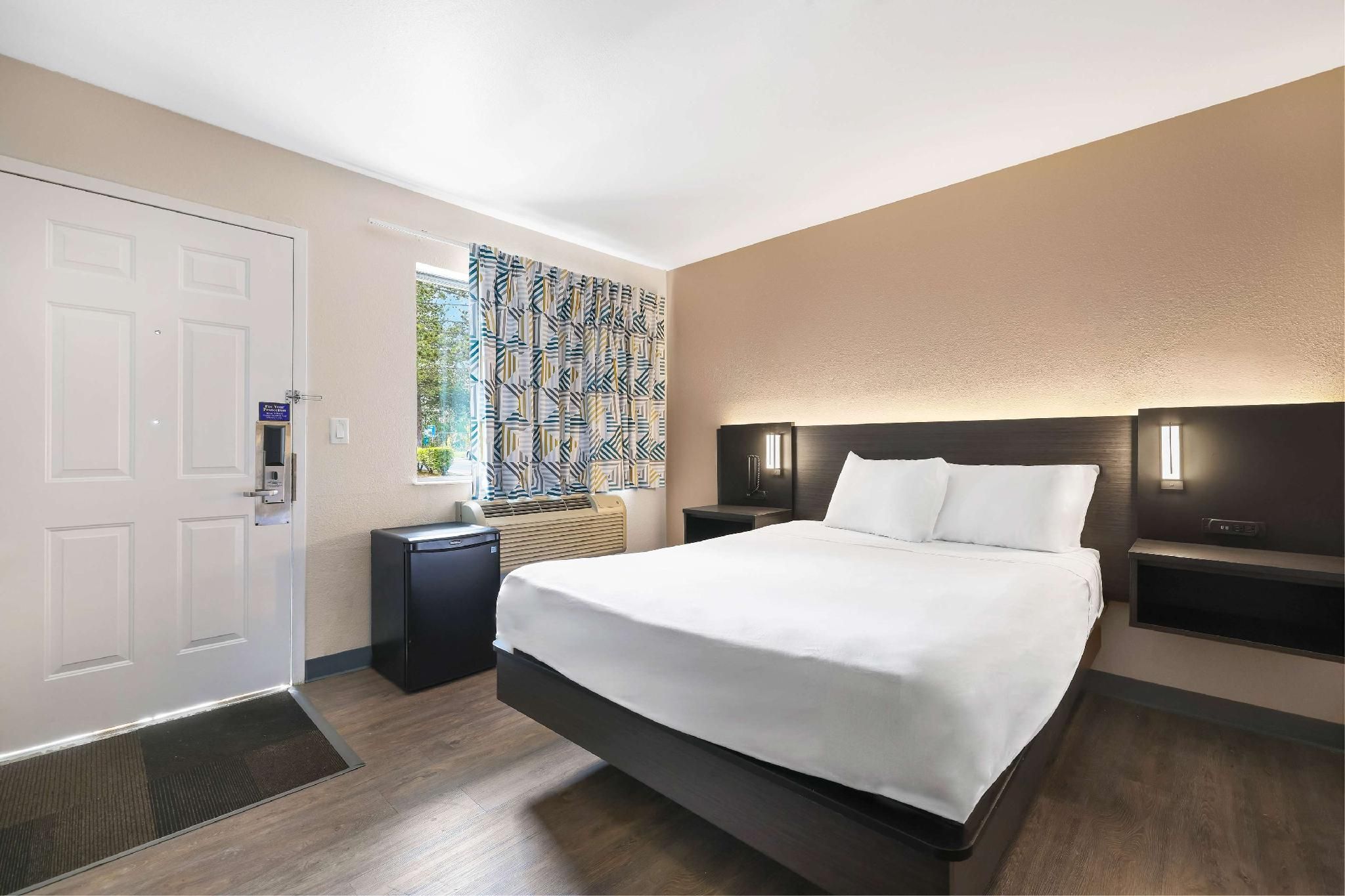 1 Queen Bed