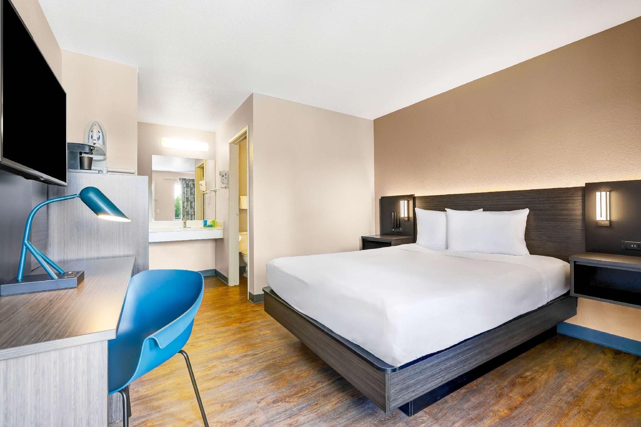 1 DB - 1 Twin Bed | Premium, Mini Fridge