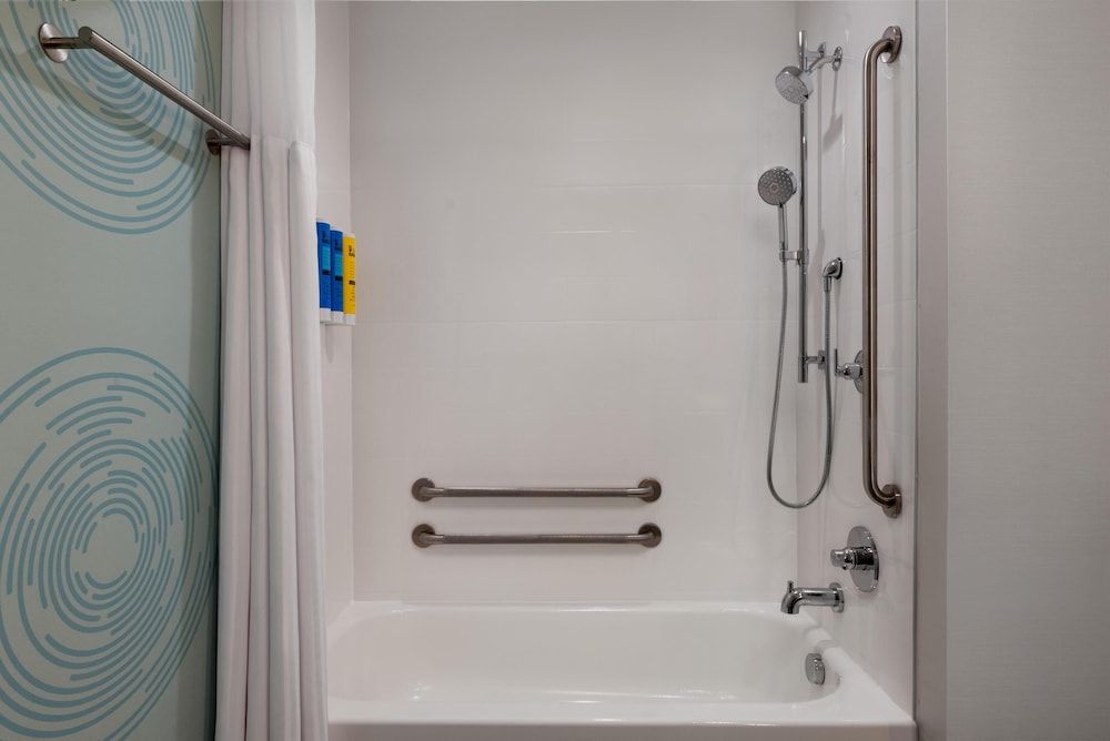 Tru By Hilton Battle Creek Room, 1 King Bed, Accessible, Bathtub 5