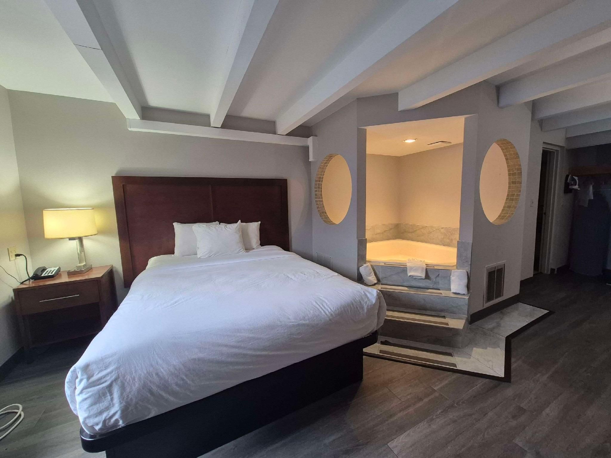 1 Queen Bed, Suite, Nonsmoking, Upgrade