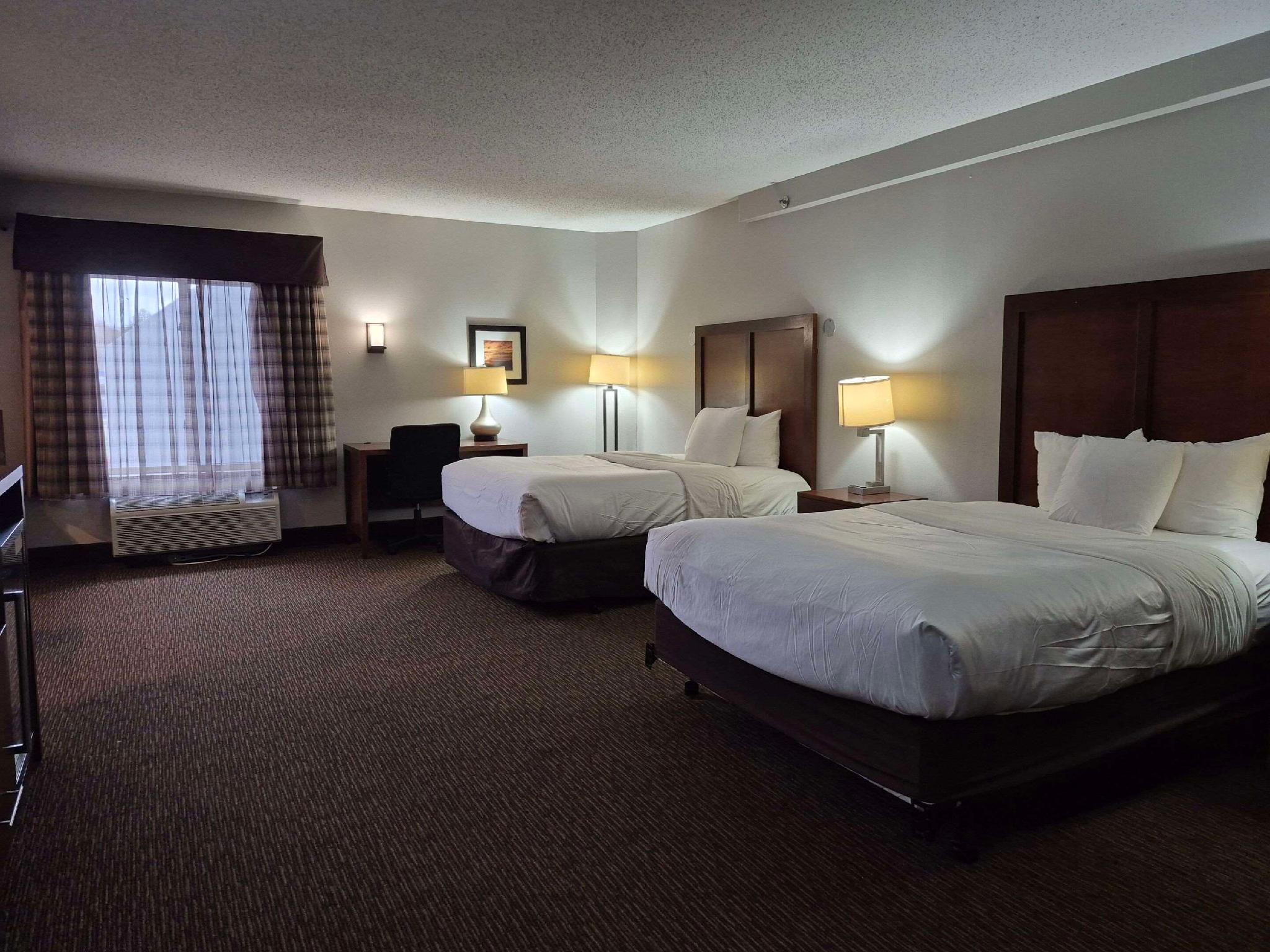 2 Queen Beds, Suite, Nonsmoking, Upgrade