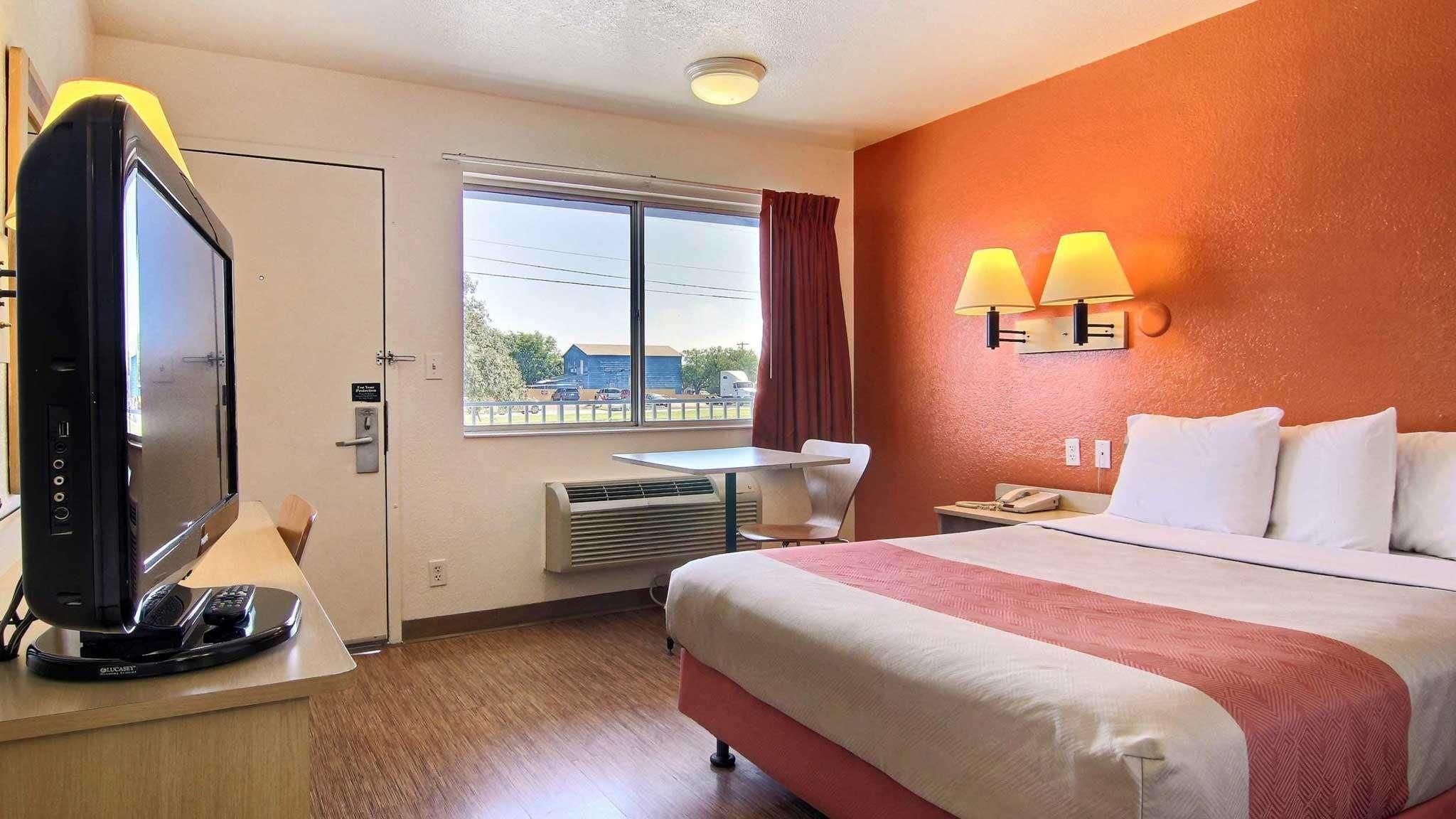 1 Queen Bed | ADA/Tub/Micfridge