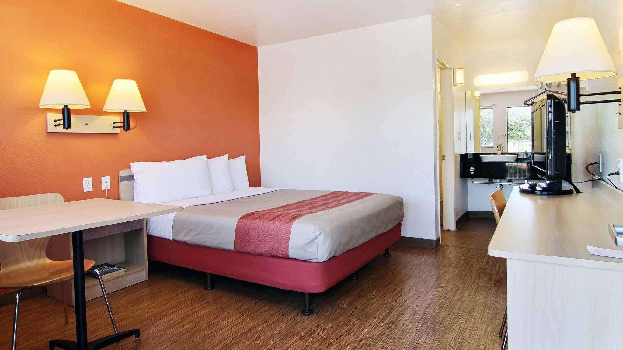 1 Queen Bed | ADA/Tub/Micfridge