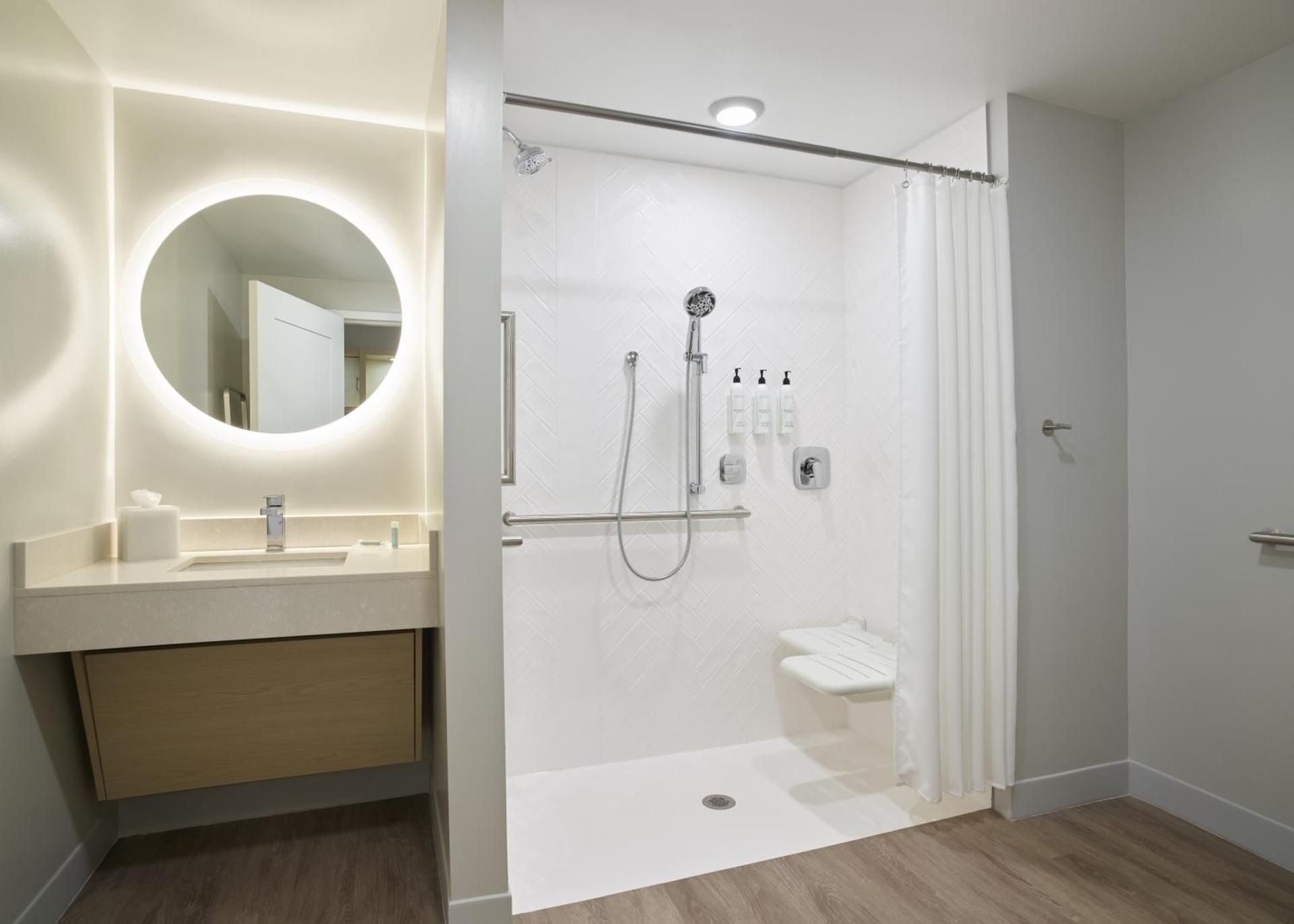 TownePlace Suites by Marriott Avon Vail Valley Top Floor, Studio, 2 Queen, Mountain view (Mobility & Hearing Accessible w/ Roll-in Shower) 2