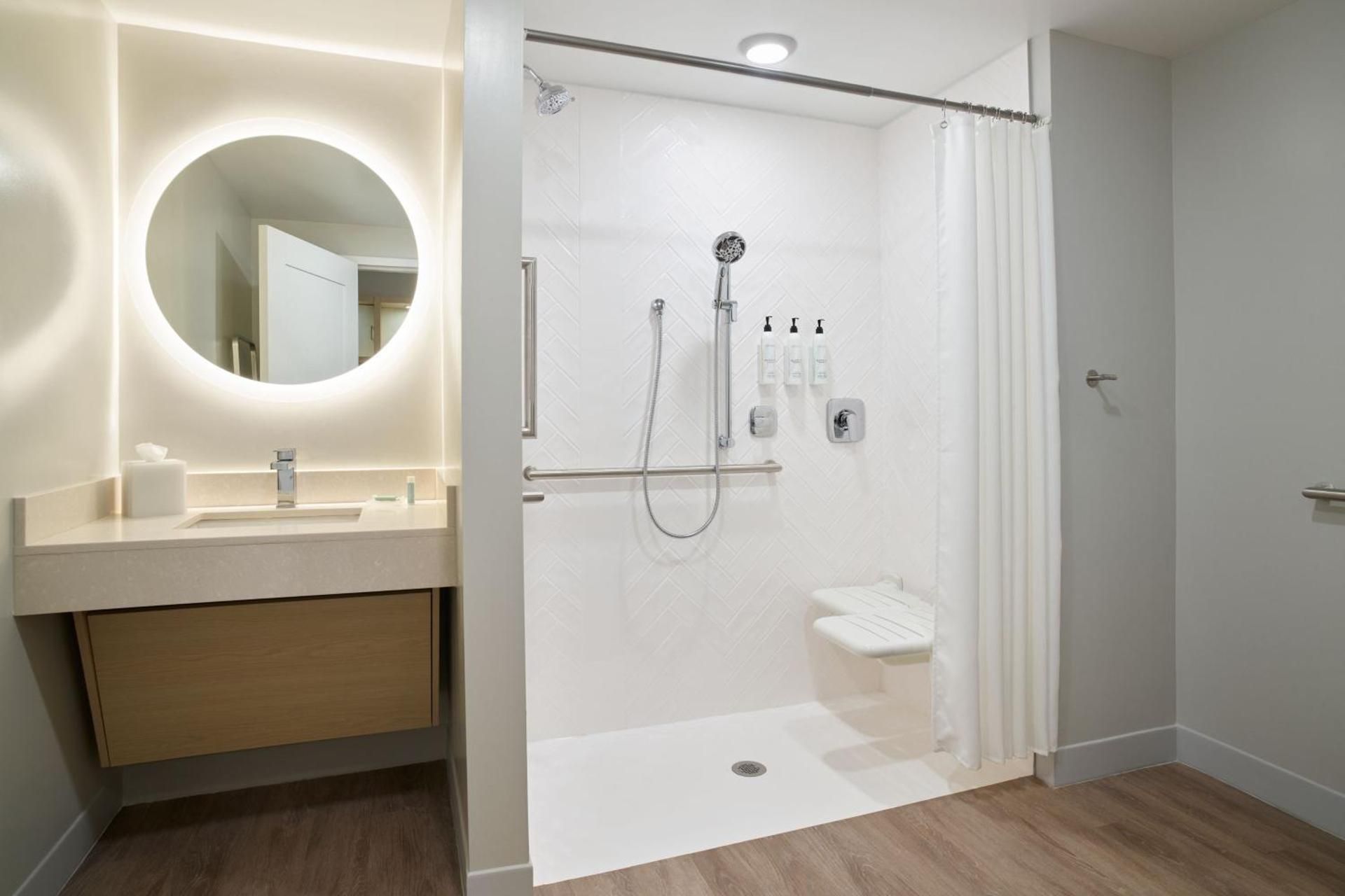 Studio with Two Queen Beds and Mountain View - Top Floor - Mobility and Hearing Accessible with Roll-in Shower