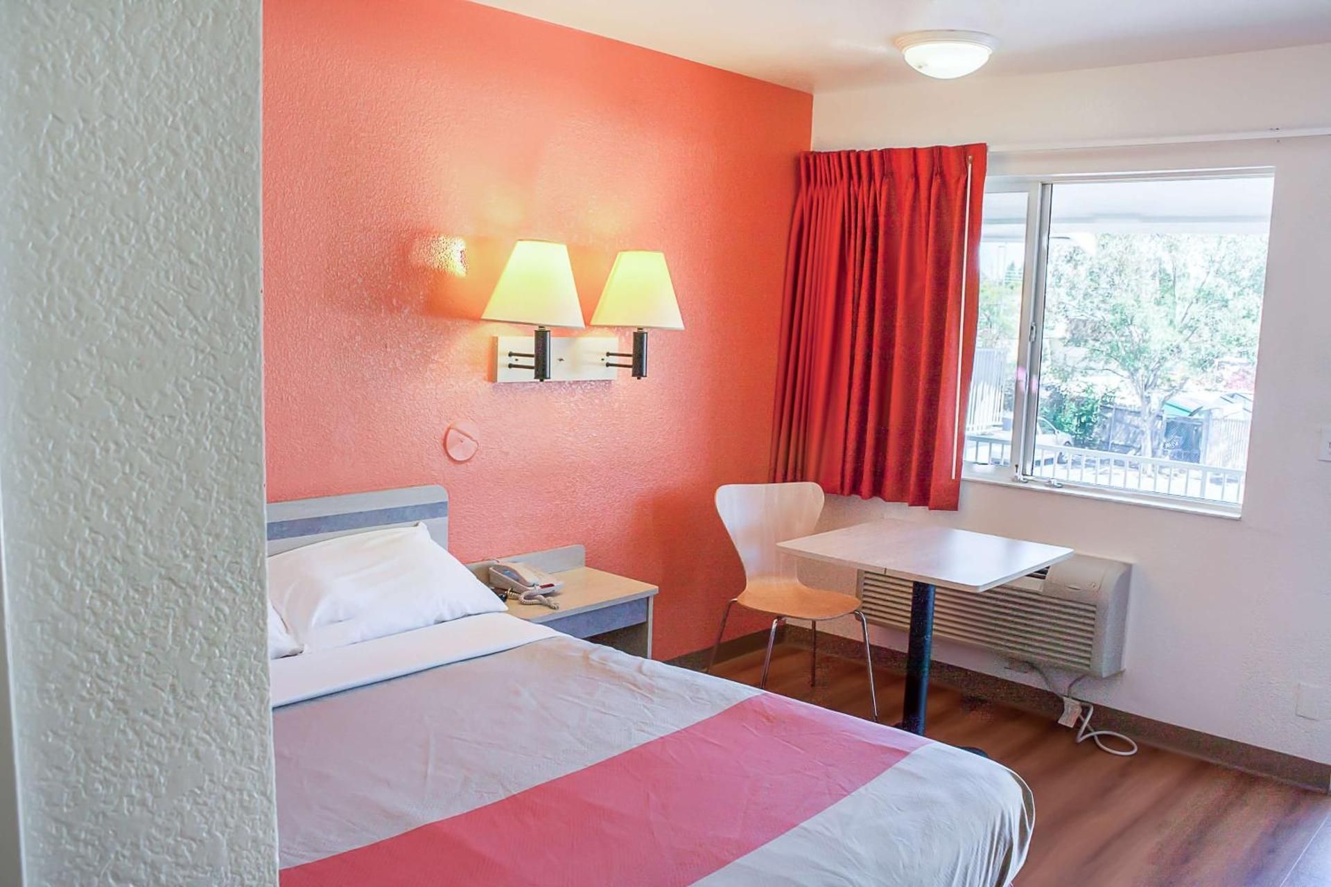 Motel 6 Ukiah, CA Queen Room 2