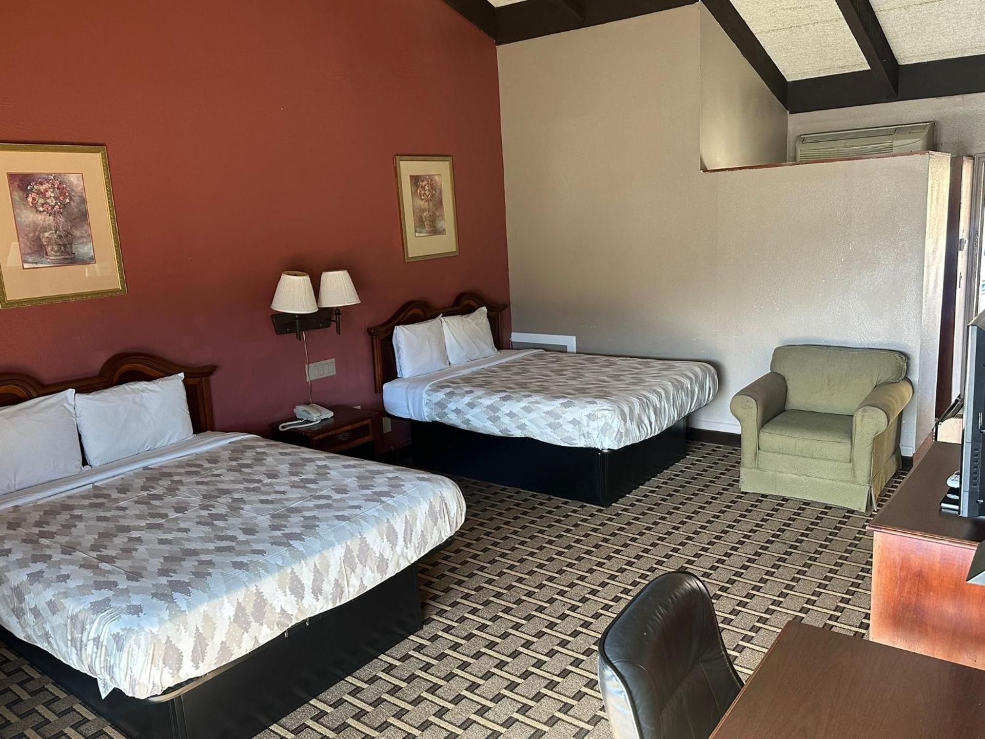 Queen Room with Two Queen Beds and Mountain View - Non-Smoking