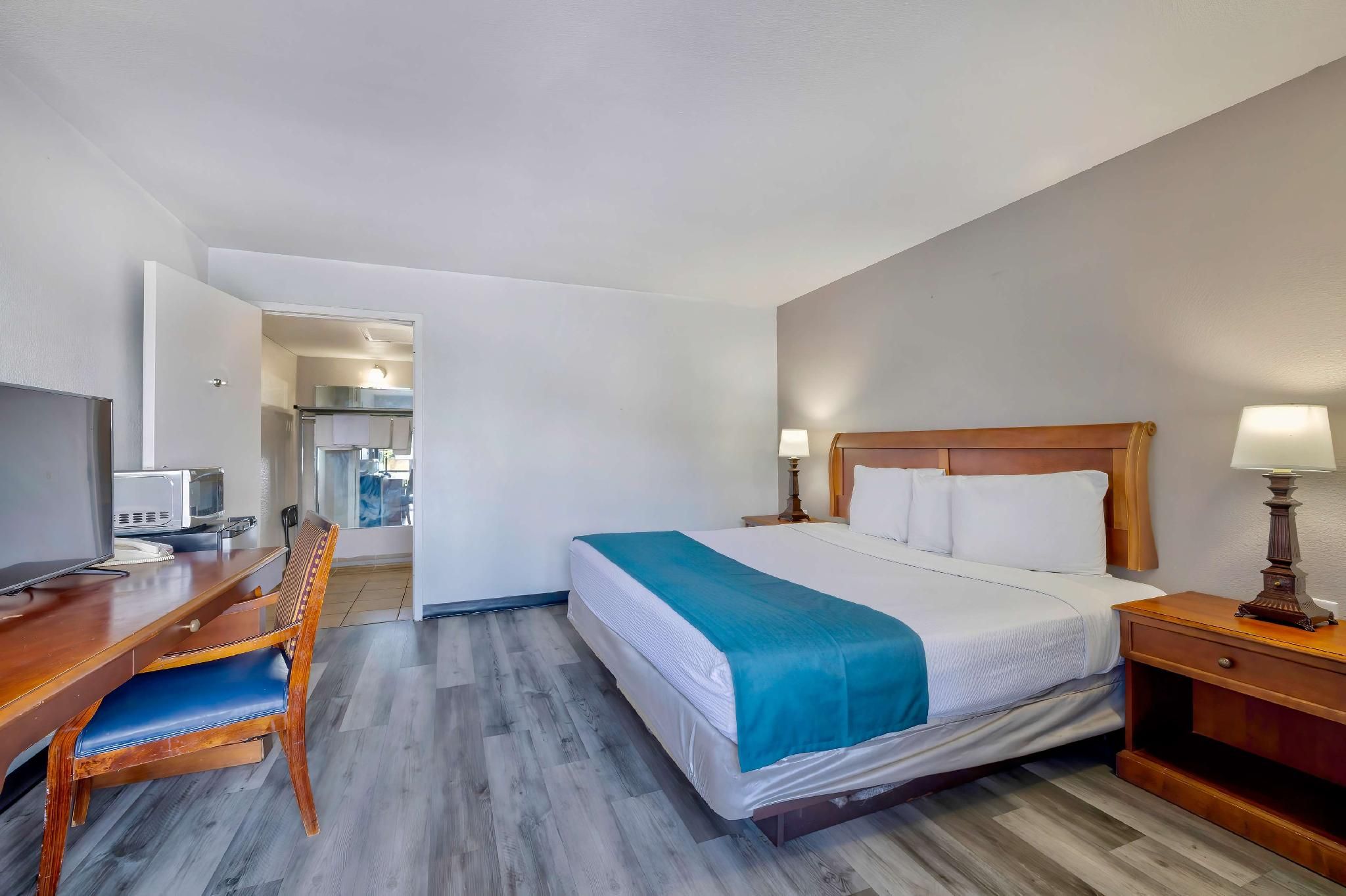 1 King Bed | Non-Smoking, Micfridge