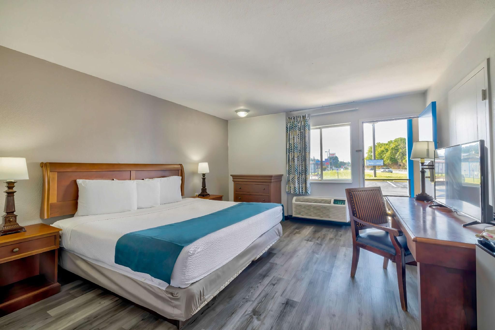 1 King Bed | Non-Smoking, Micfridge