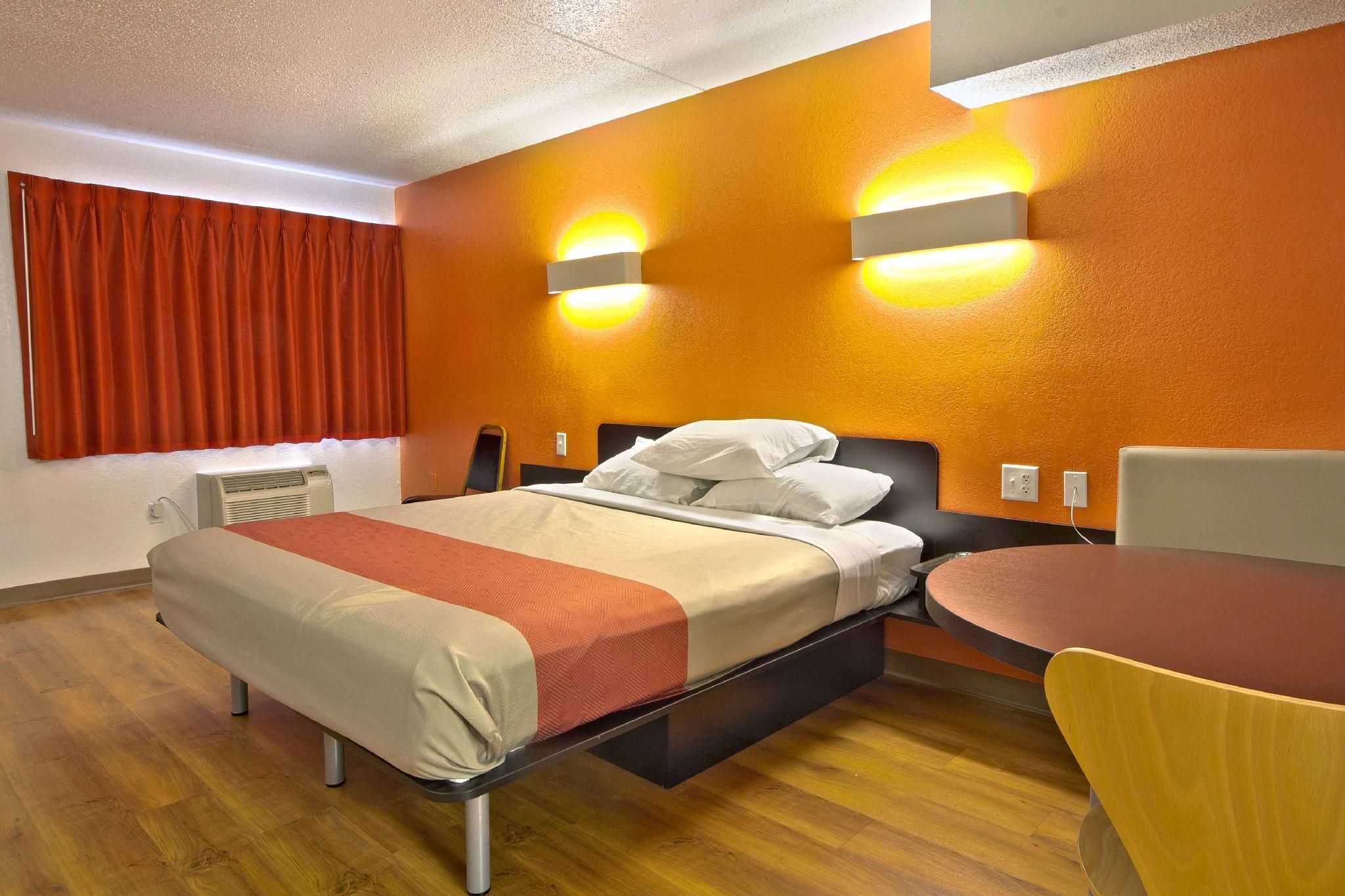 Motel 6 Piscataway, NJ 1 King Bed | Micfridge 2