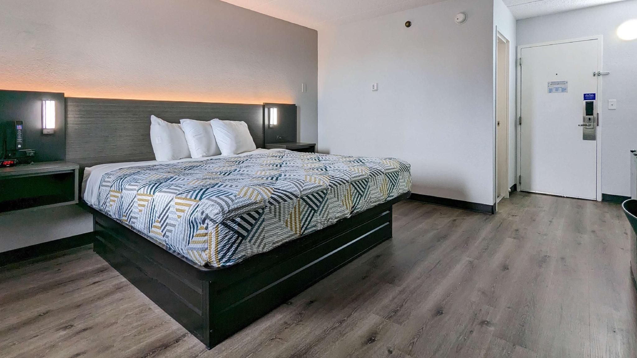 1 King Bed |