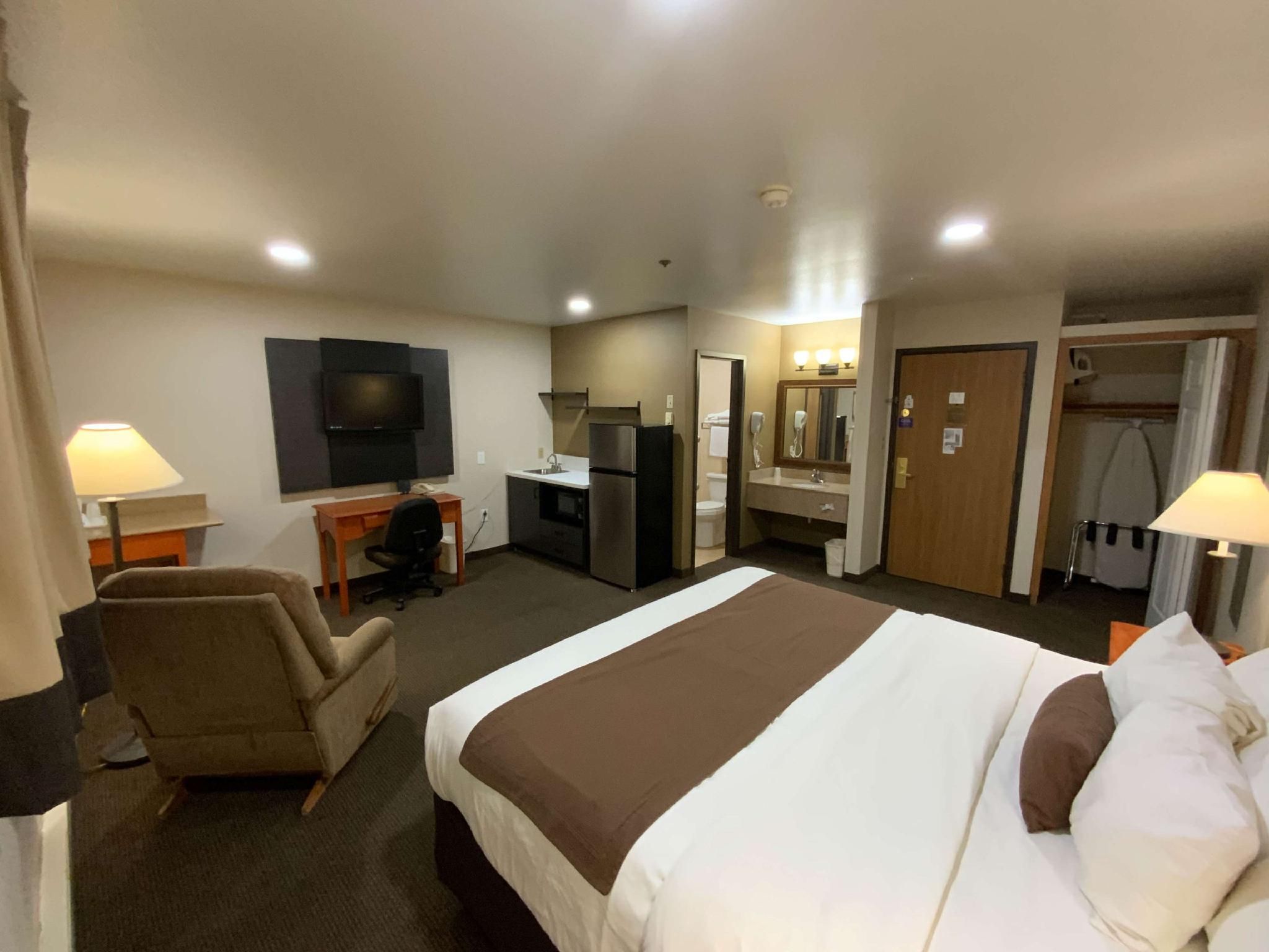 1 King Bed | Suite, Non-Smoking