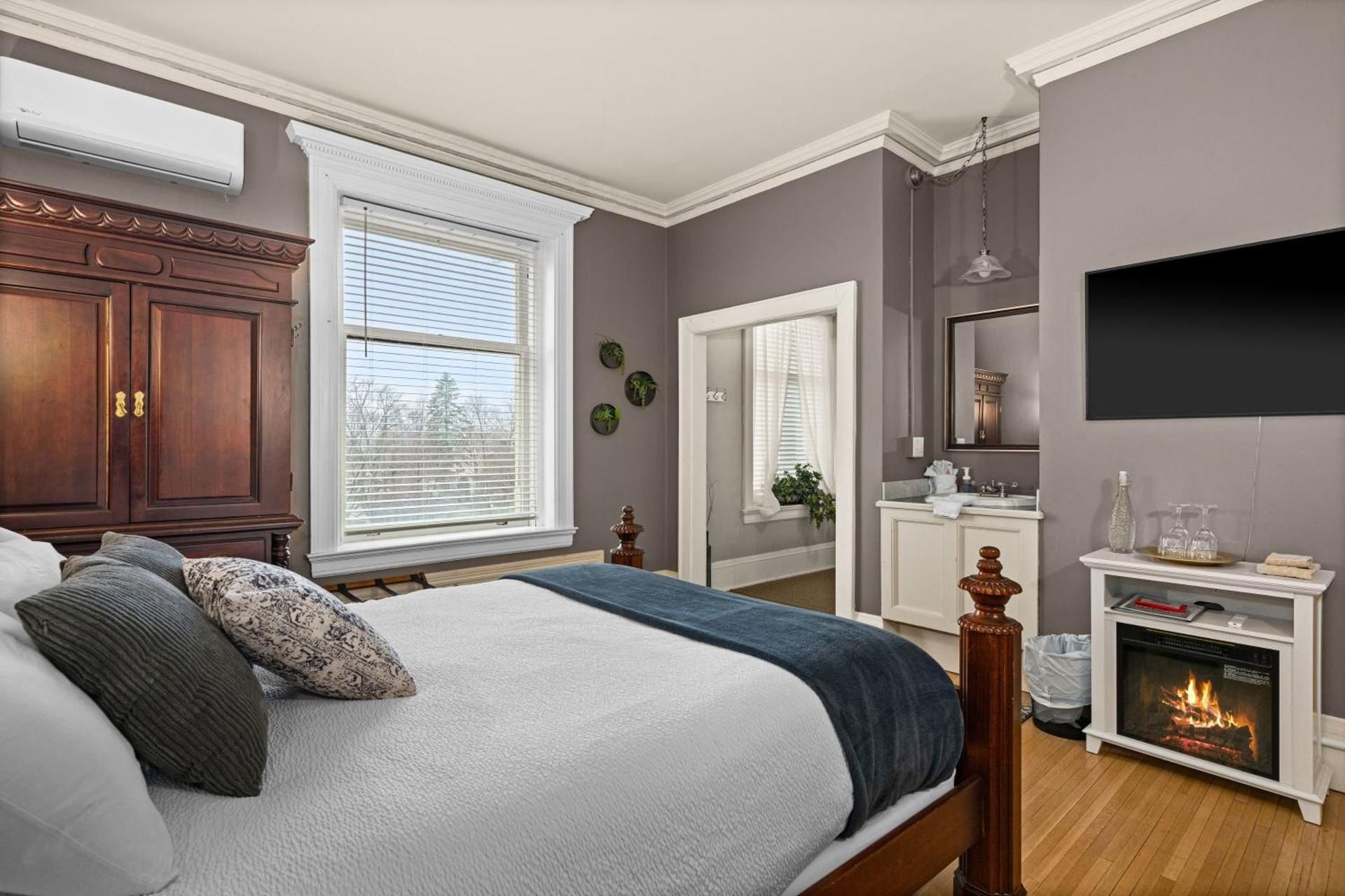 Queen Suite with Spa Bath
