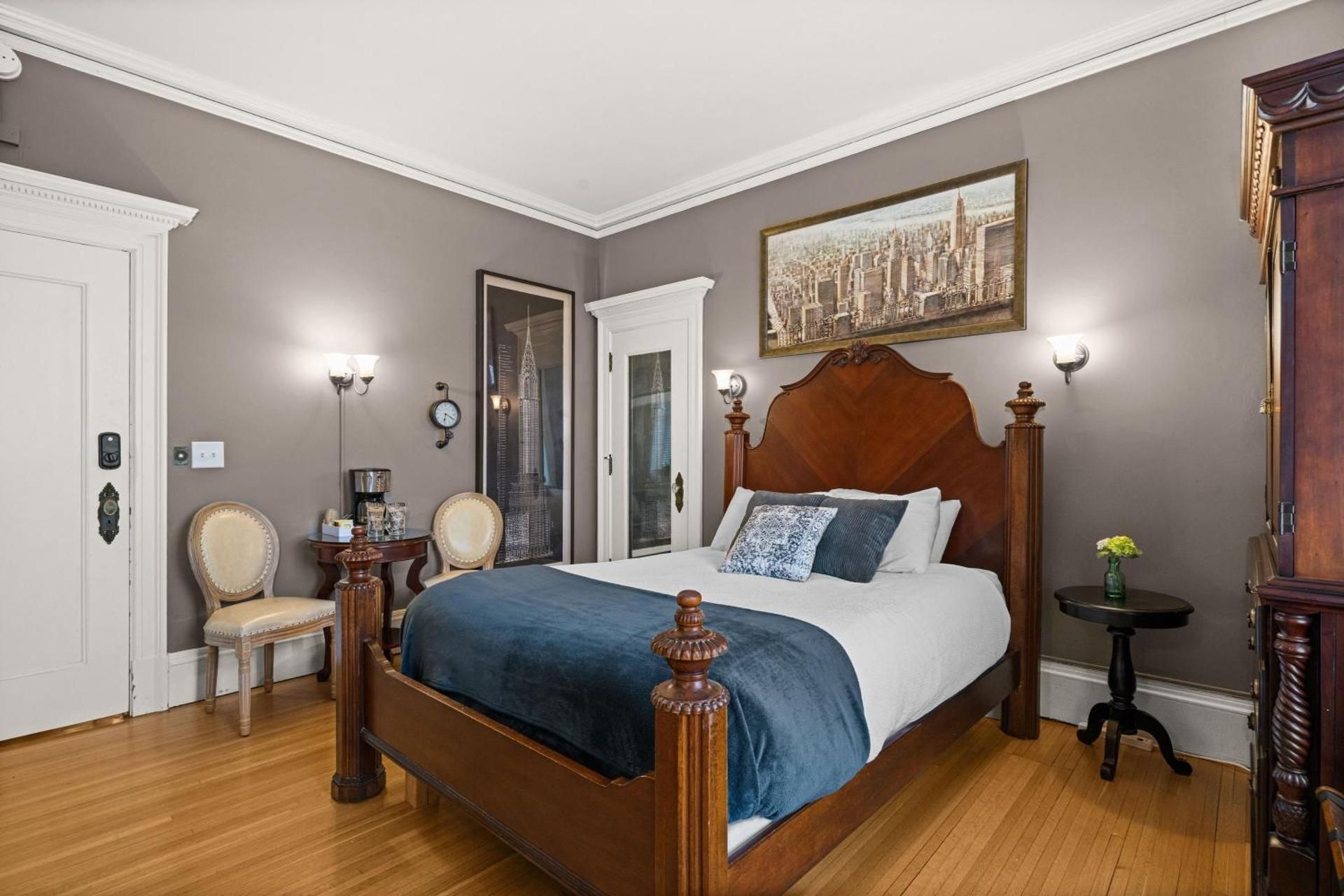 Queen Suite with Spa Bath