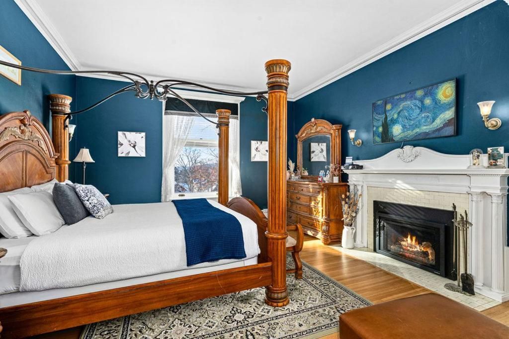Deluxe King Suite
