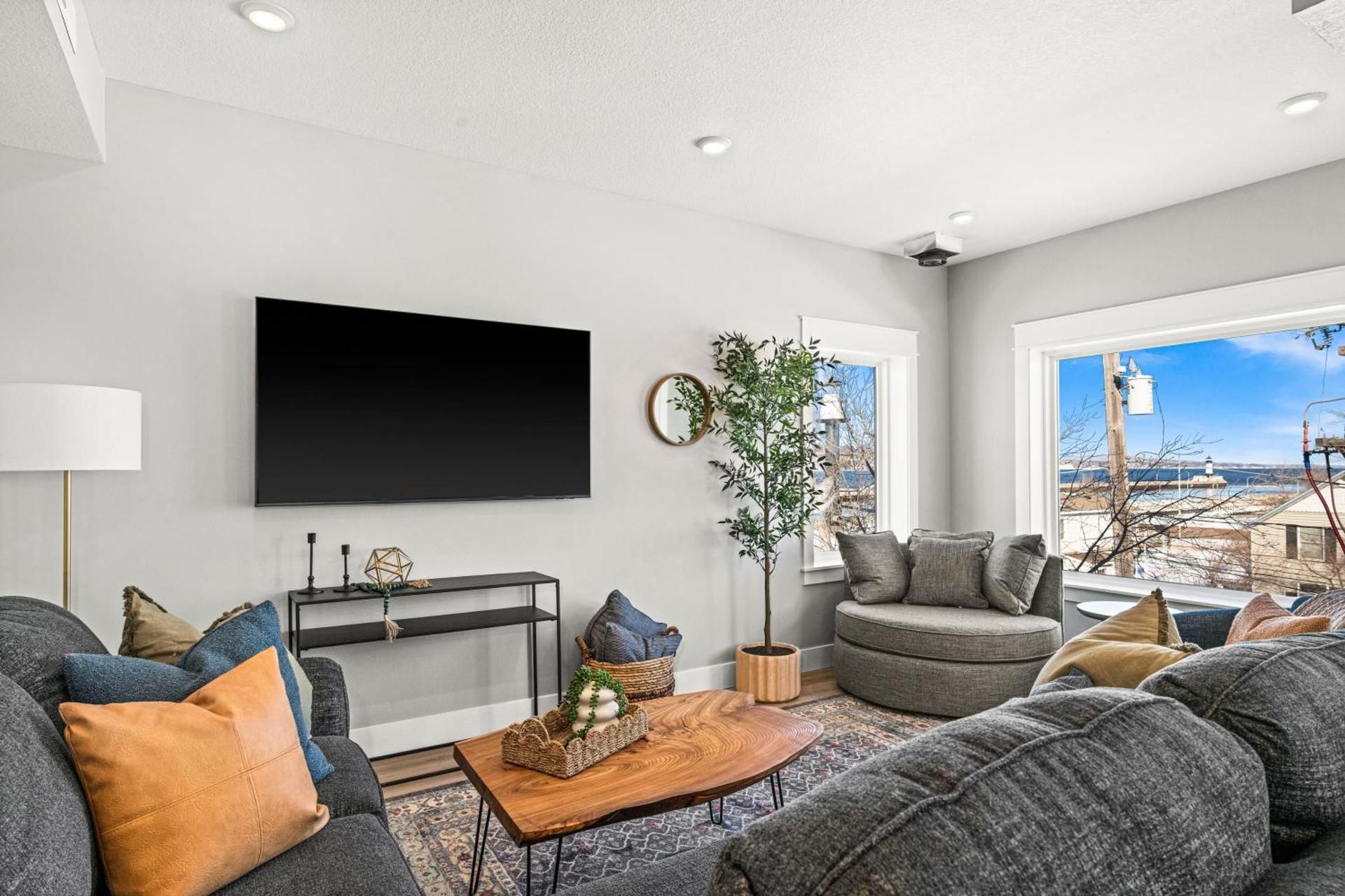 Apartment with Lake View