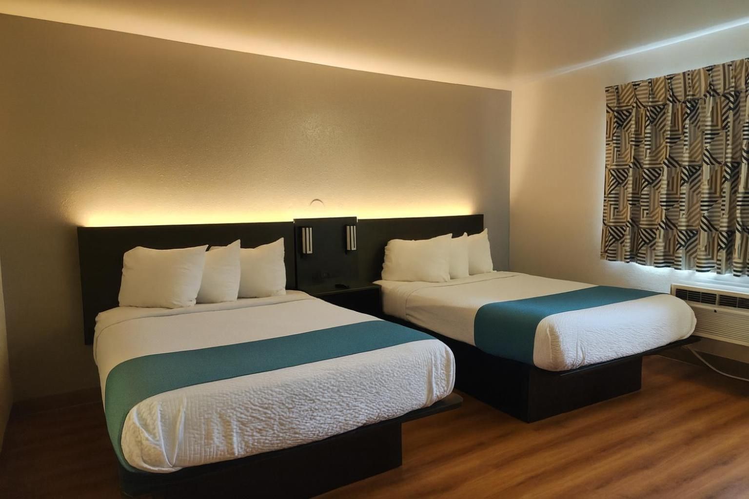 Motel 6 Duluth, MN Premium Quadruple Room 2