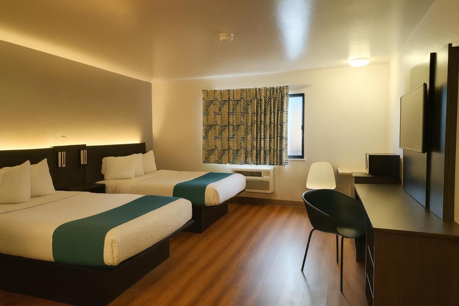 Motel 6 Duluth, MN Premium Quadruple Room