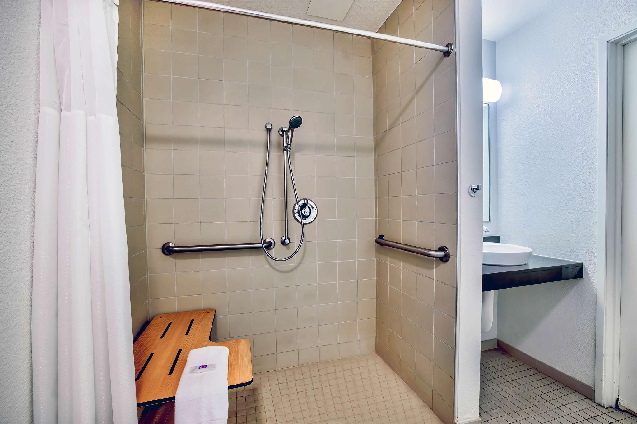 Motel 6 Duluth, MN Double Room - Accessible 3